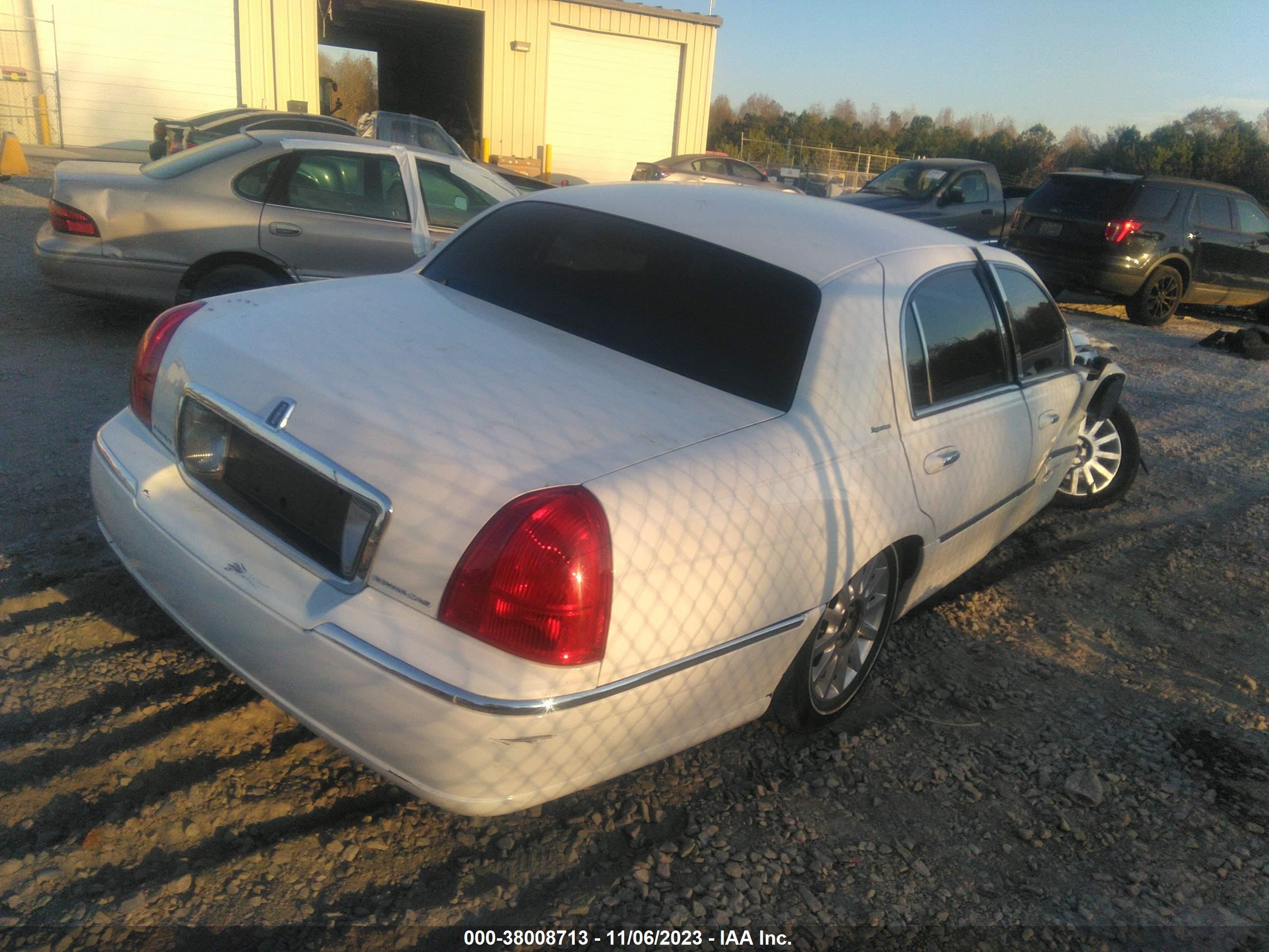 Photo 3 VIN: 1LNHM81W67Y637992 - LINCOLN TOWN CAR 