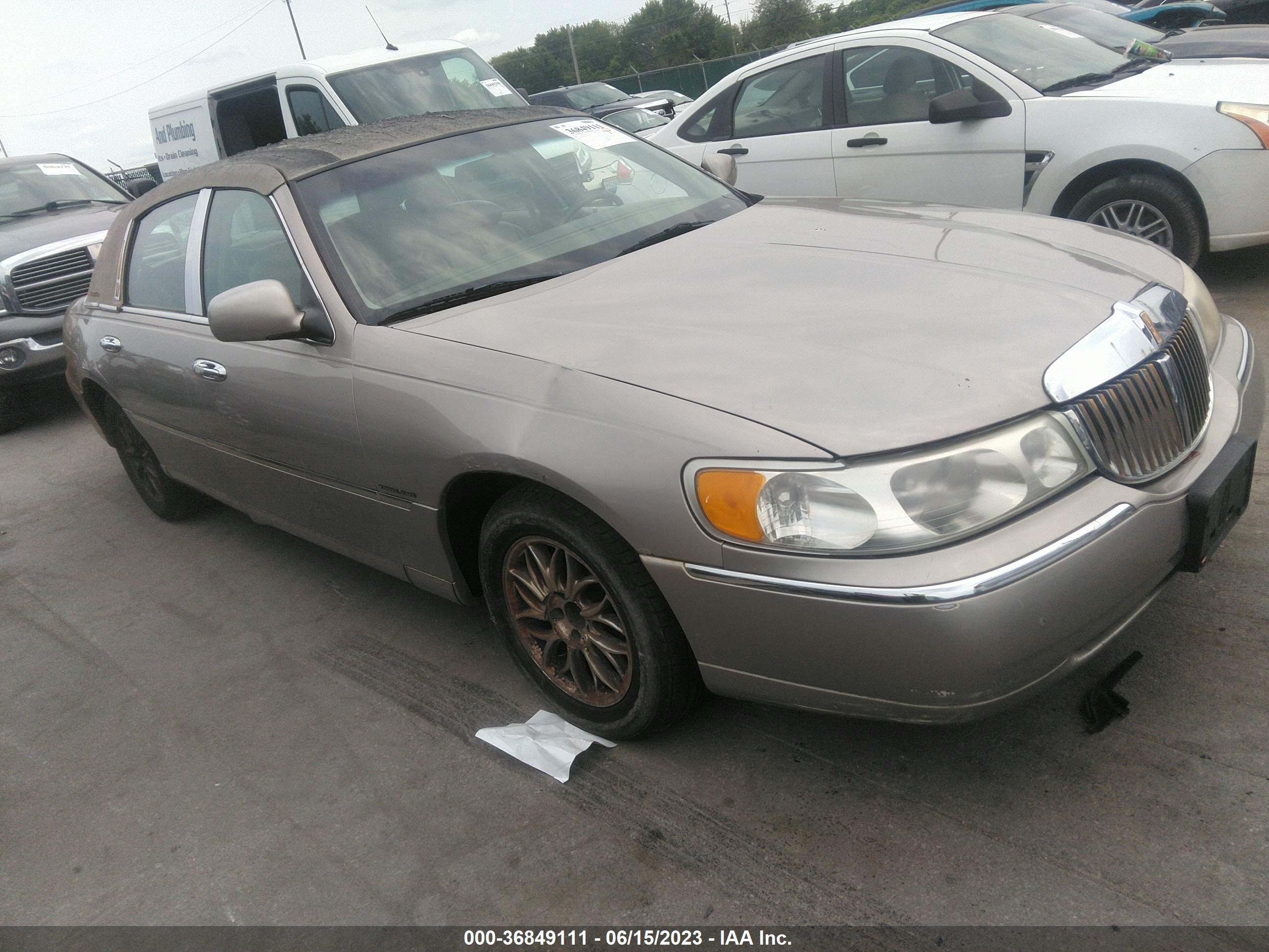 Photo 1 VIN: 1LNHM81W6YY769717 - LINCOLN TOWN CAR 