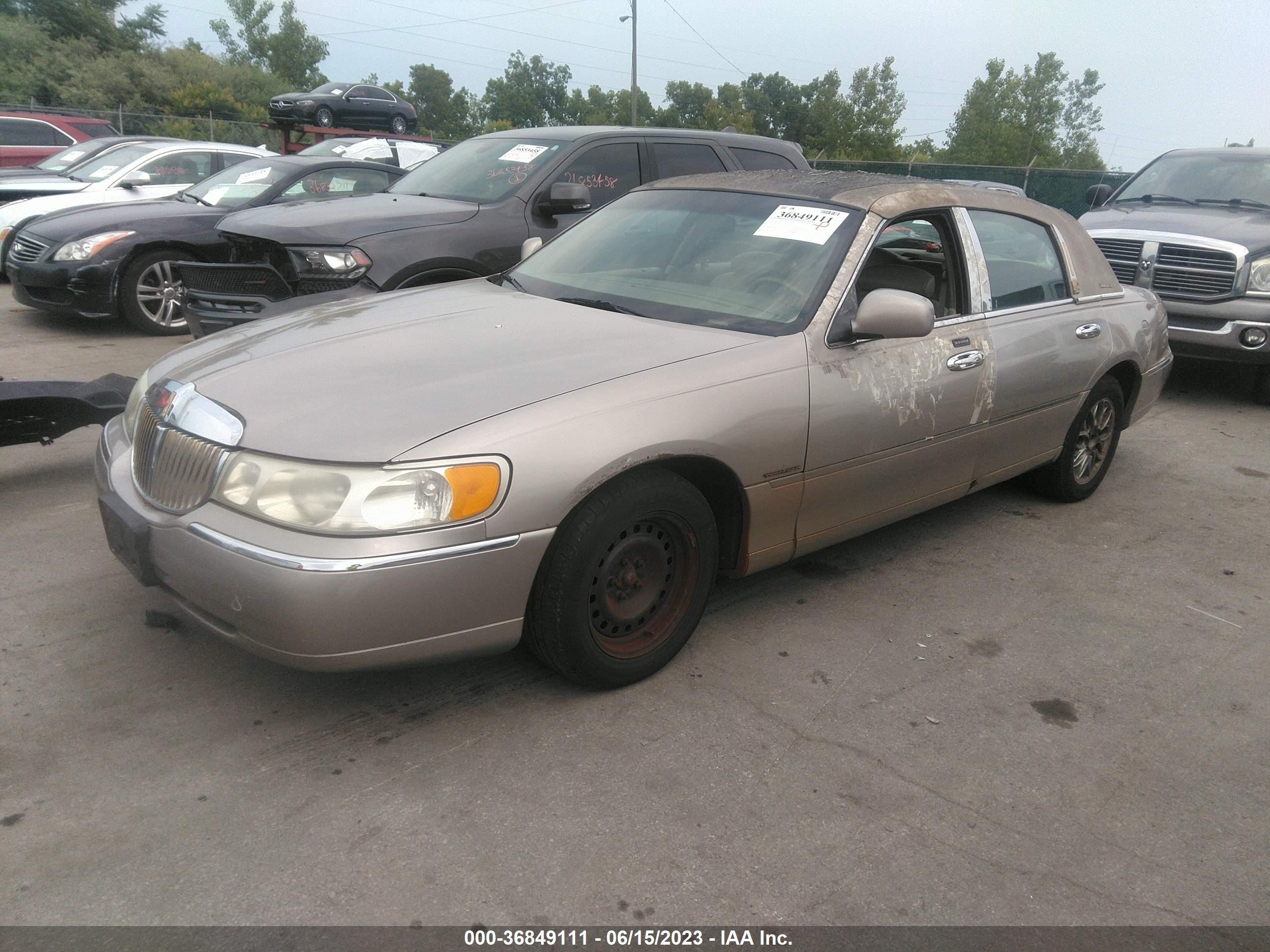 Photo 2 VIN: 1LNHM81W6YY769717 - LINCOLN TOWN CAR 