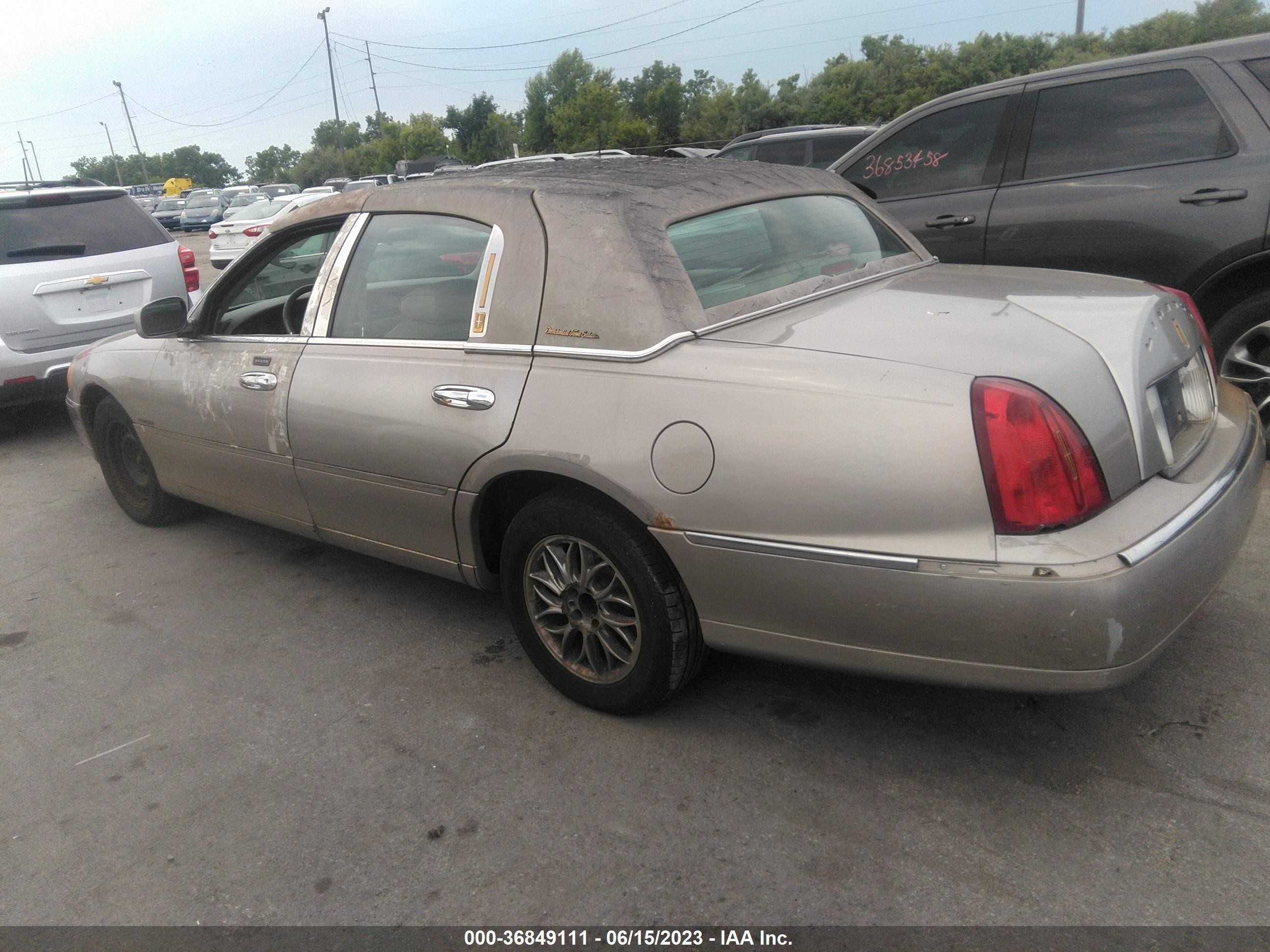 Photo 3 VIN: 1LNHM81W6YY769717 - LINCOLN TOWN CAR 