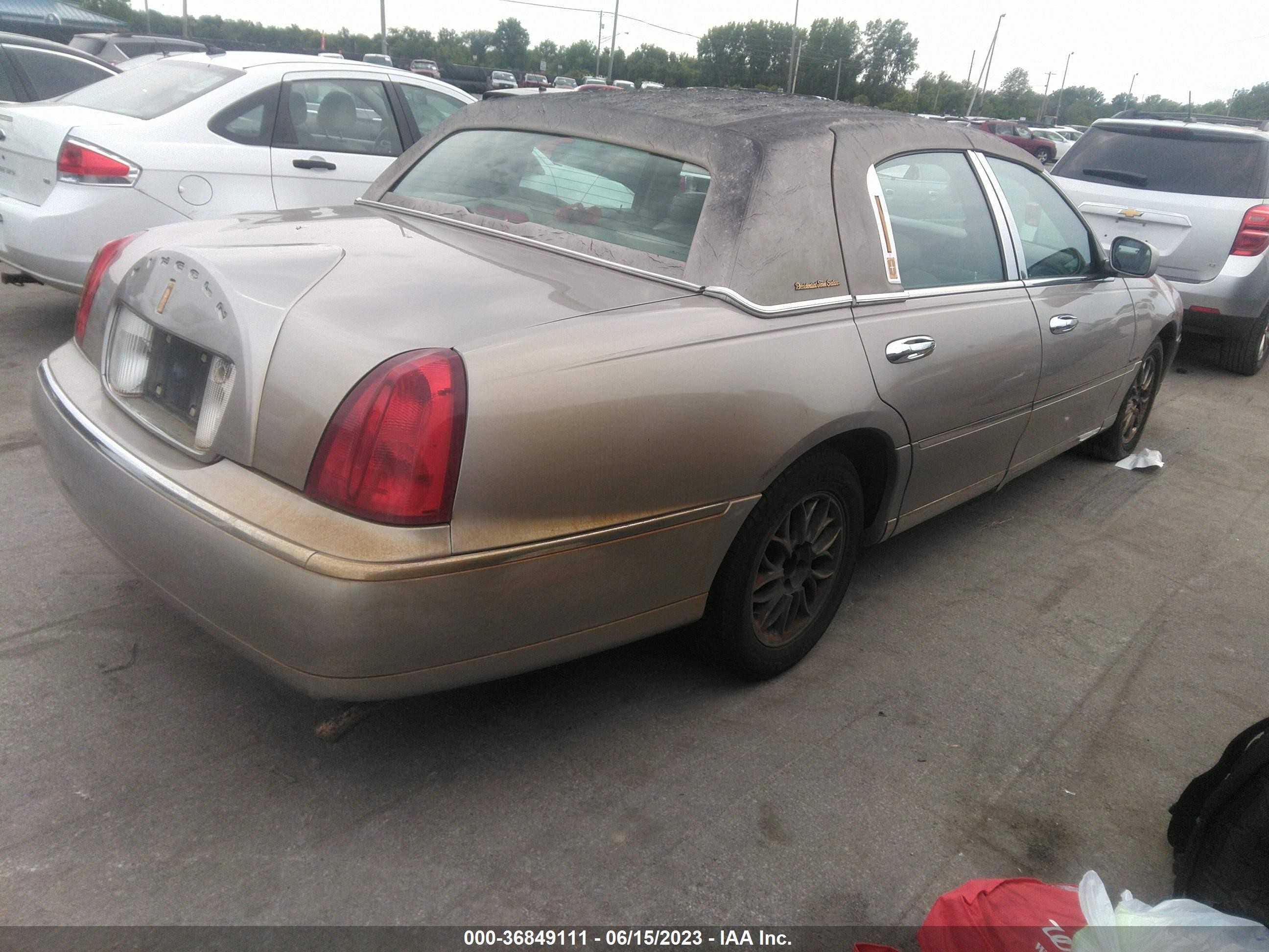 Photo 4 VIN: 1LNHM81W6YY769717 - LINCOLN TOWN CAR 