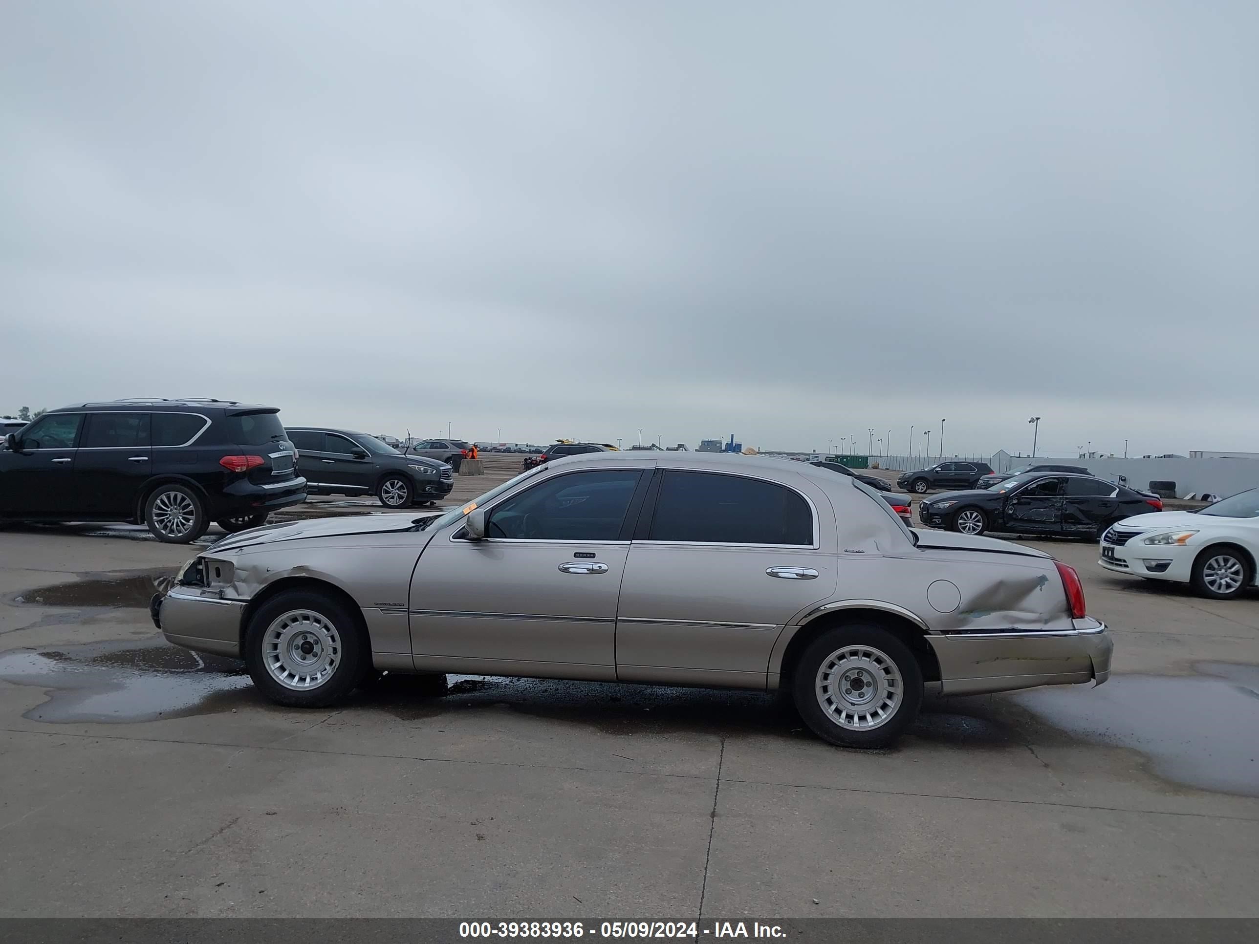 Photo 13 VIN: 1LNHM81W6YY836381 - LINCOLN TOWN CAR 