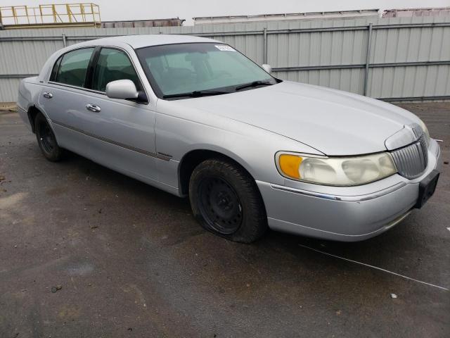 Photo 3 VIN: 1LNHM81W72Y611457 - LINCOLN TOWNCAR 