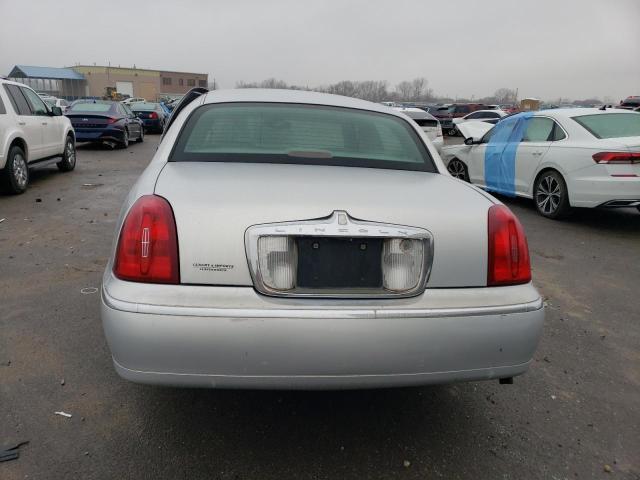 Photo 5 VIN: 1LNHM81W72Y611457 - LINCOLN TOWNCAR 