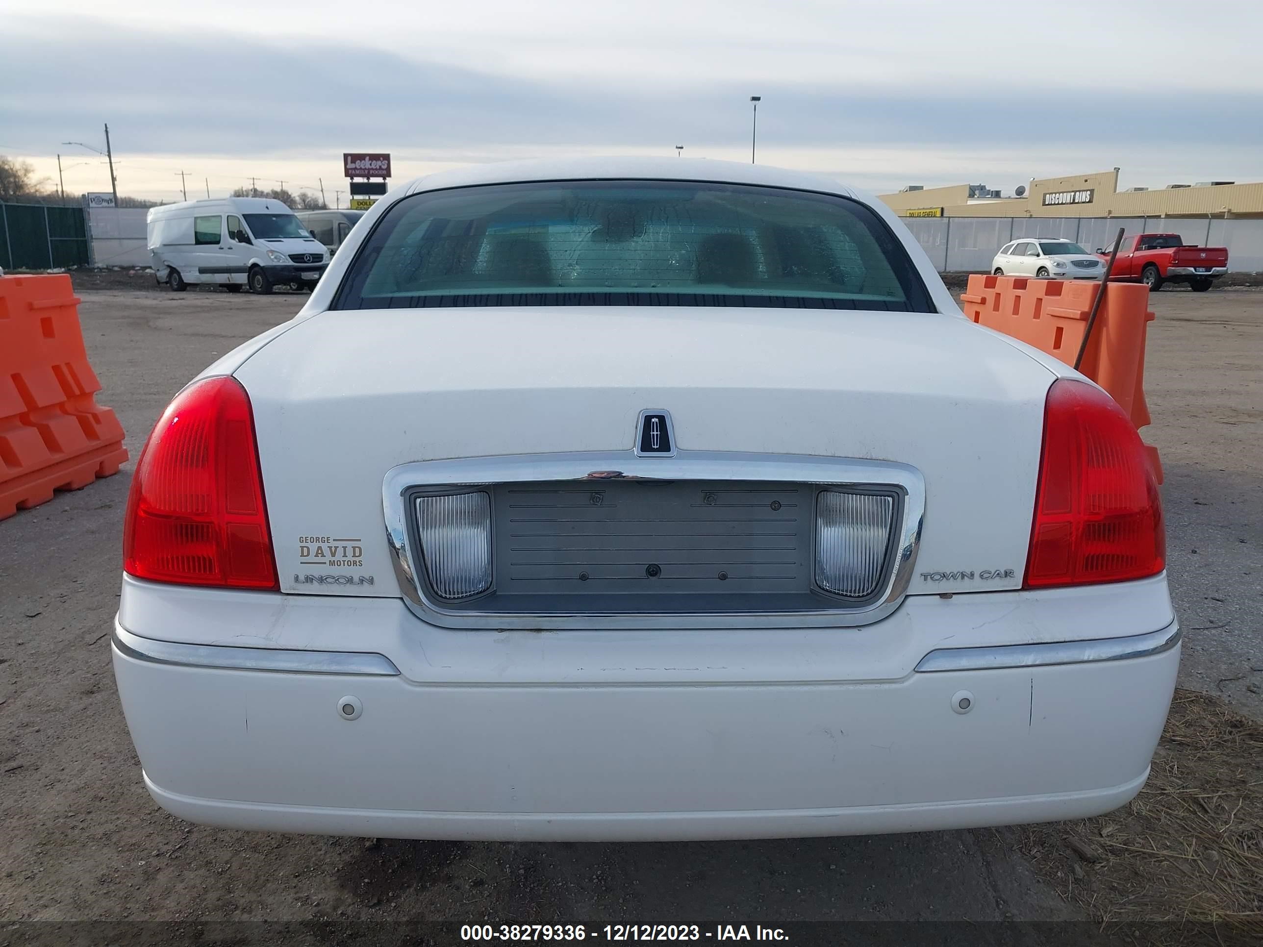 Photo 15 VIN: 1LNHM81W75Y658556 - LINCOLN TOWN CAR 