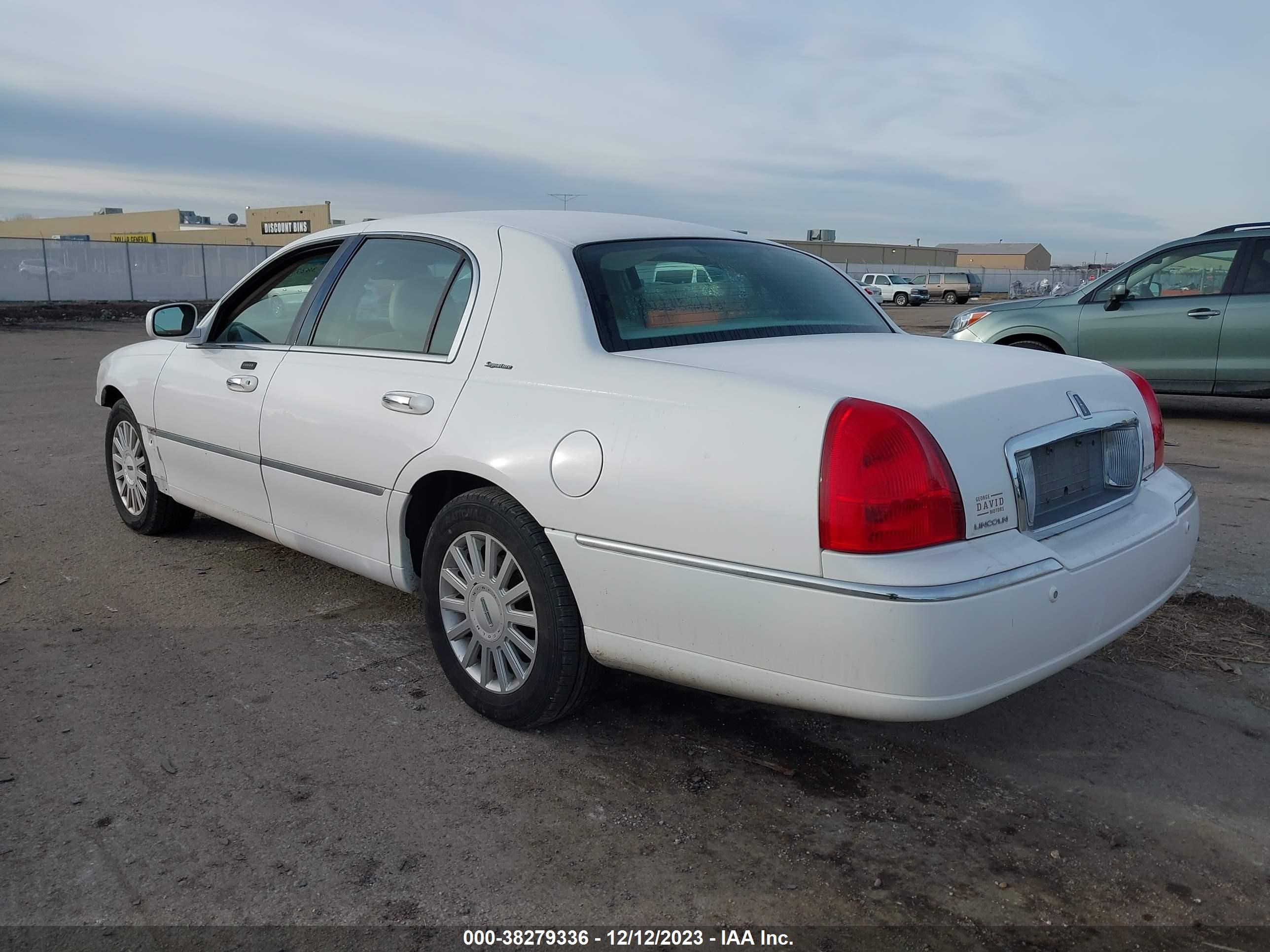 Photo 2 VIN: 1LNHM81W75Y658556 - LINCOLN TOWN CAR 