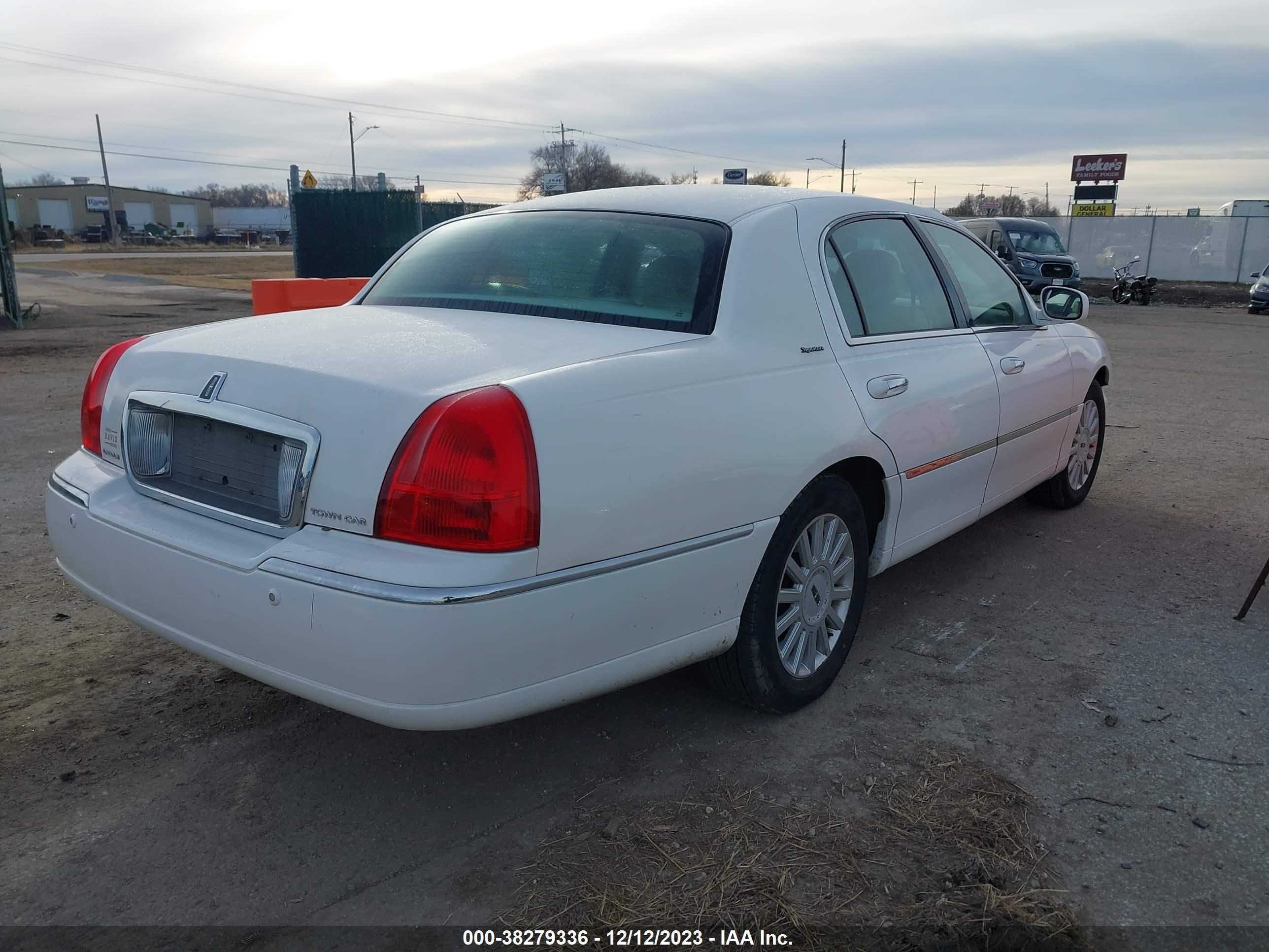 Photo 3 VIN: 1LNHM81W75Y658556 - LINCOLN TOWN CAR 