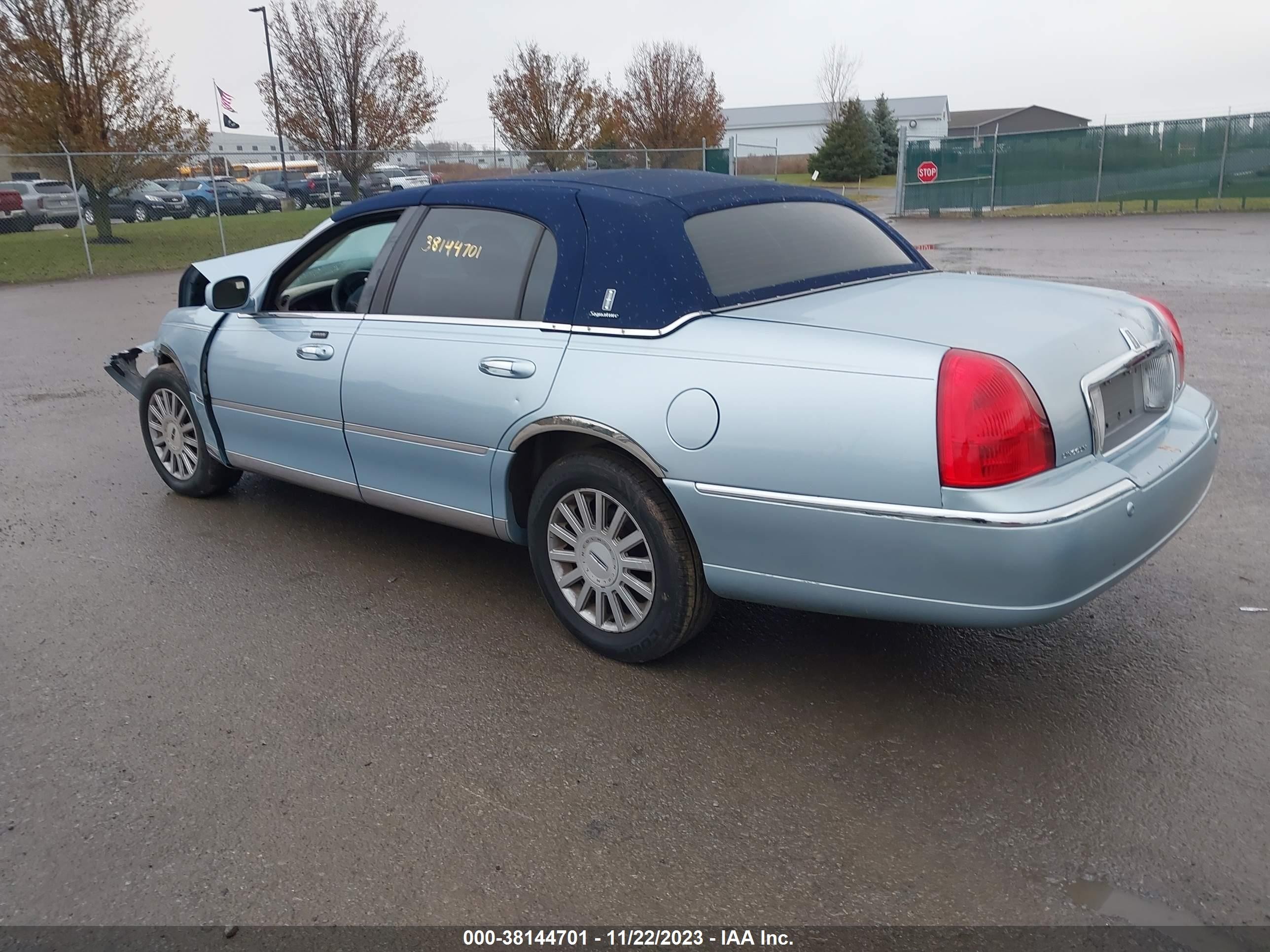 Photo 2 VIN: 1LNHM81W75Y671131 - LINCOLN TOWN CAR 