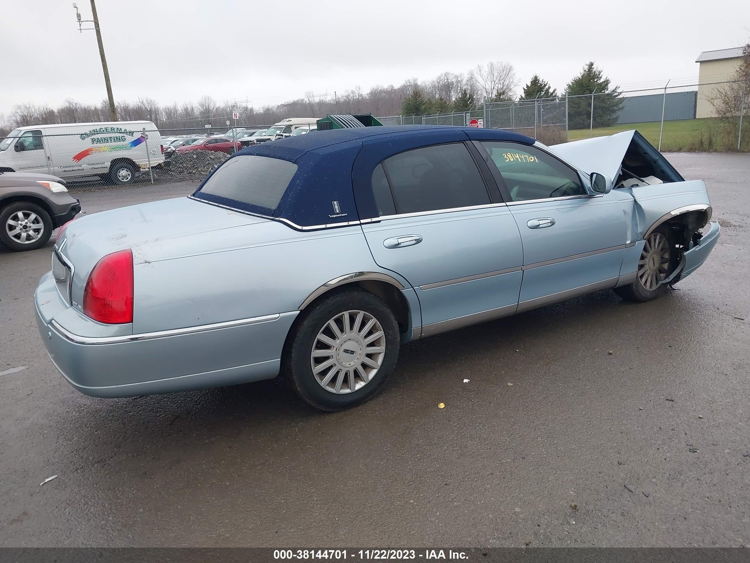 Photo 3 VIN: 1LNHM81W75Y671131 - LINCOLN TOWN CAR 