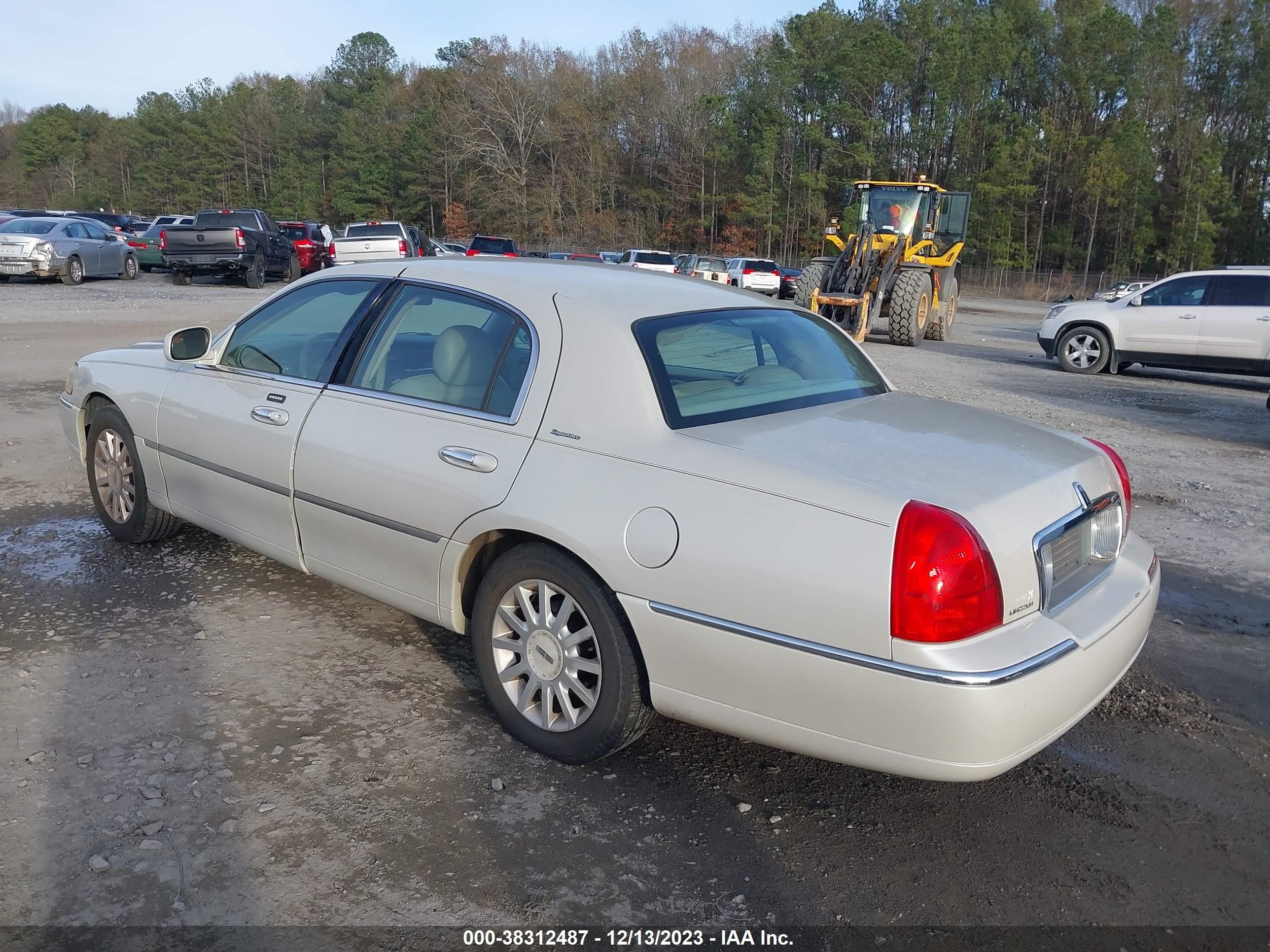 Photo 2 VIN: 1LNHM81W76Y602716 - LINCOLN TOWN CAR 