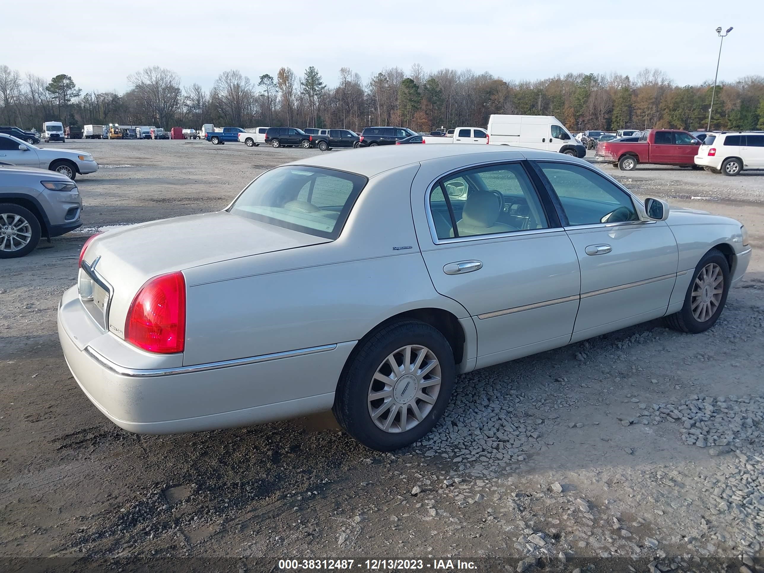 Photo 3 VIN: 1LNHM81W76Y602716 - LINCOLN TOWN CAR 