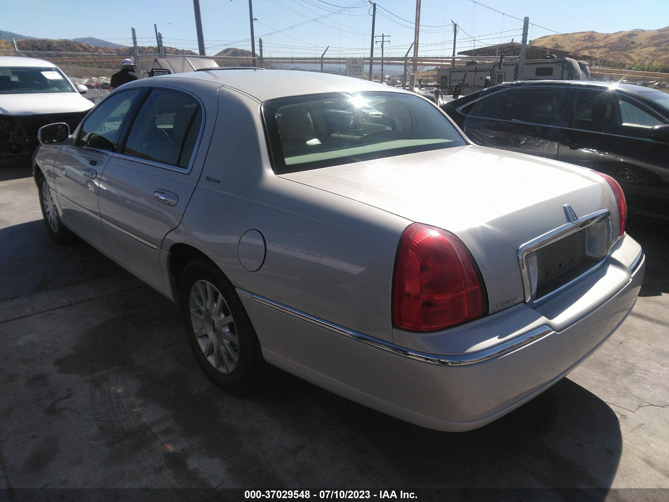 Photo 2 VIN: 1LNHM81W76Y614106 - LINCOLN TOWN CAR 