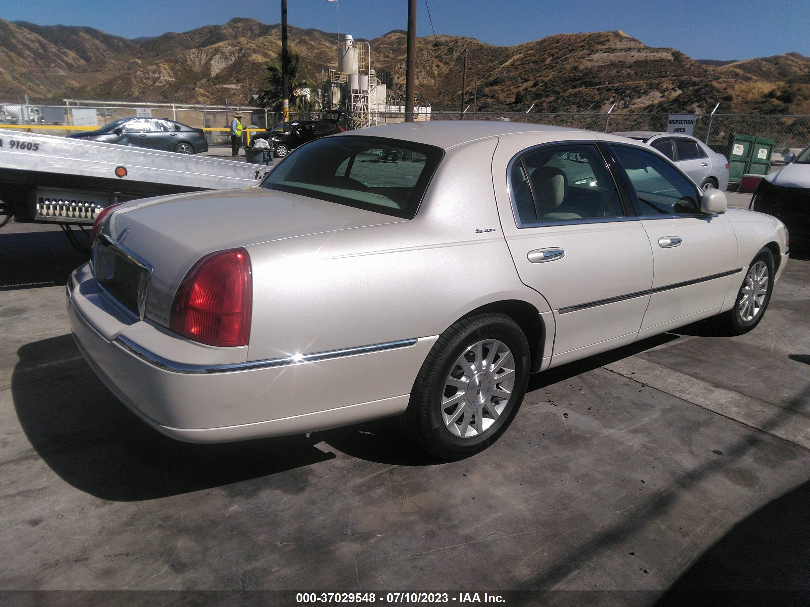 Photo 3 VIN: 1LNHM81W76Y614106 - LINCOLN TOWN CAR 