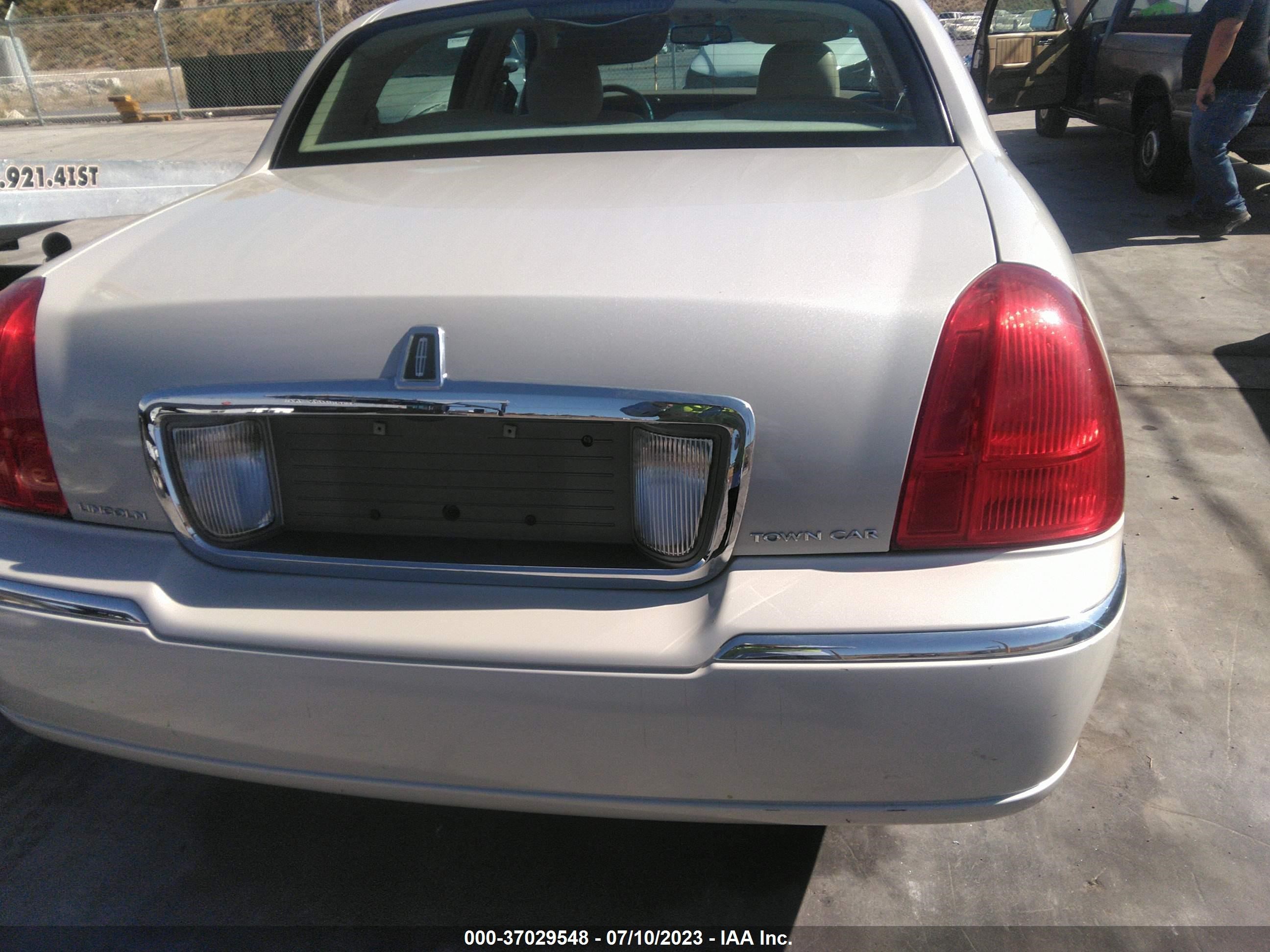 Photo 5 VIN: 1LNHM81W76Y614106 - LINCOLN TOWN CAR 