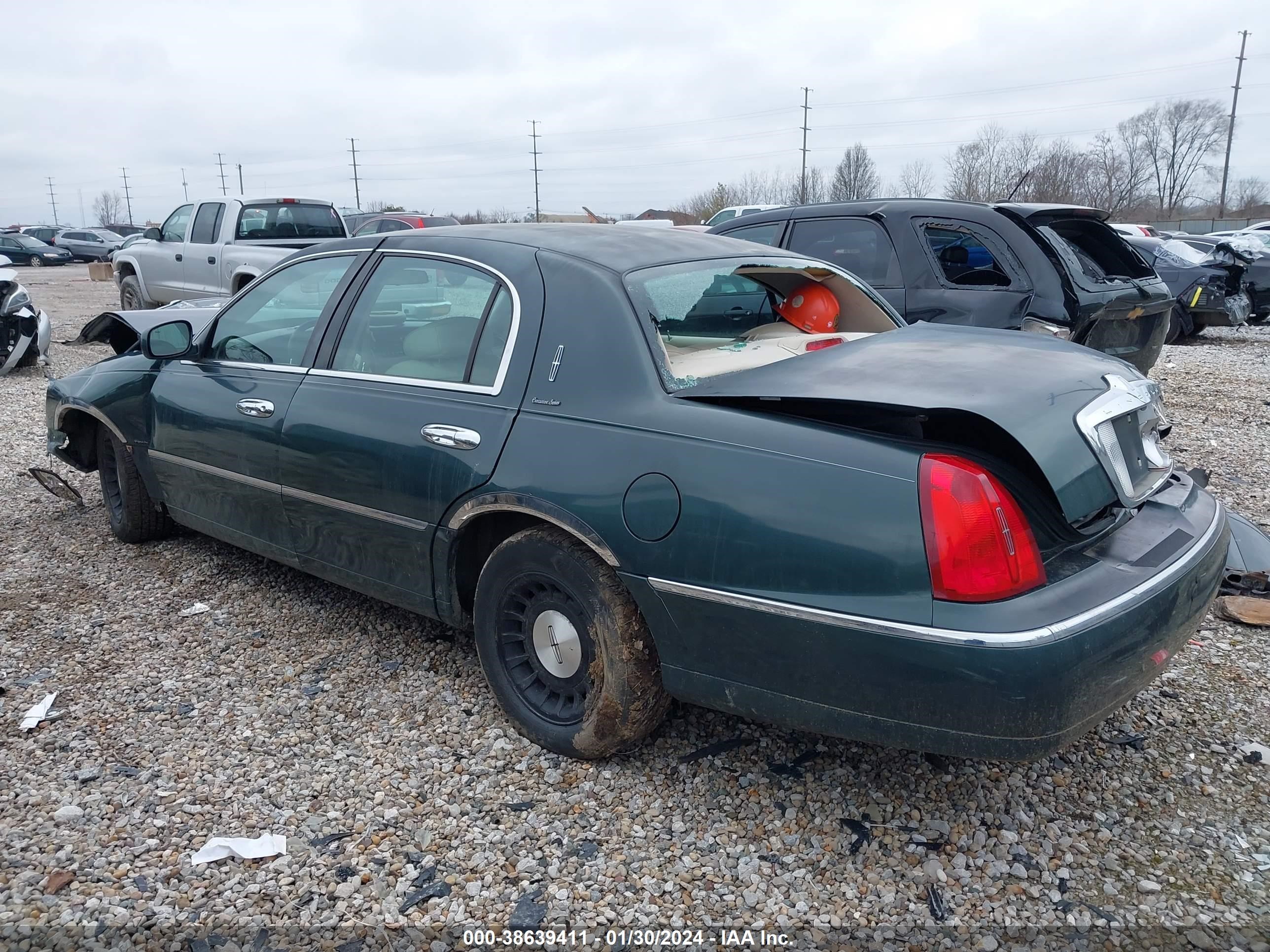 Photo 2 VIN: 1LNHM81W7XY632171 - LINCOLN TOWN CAR 