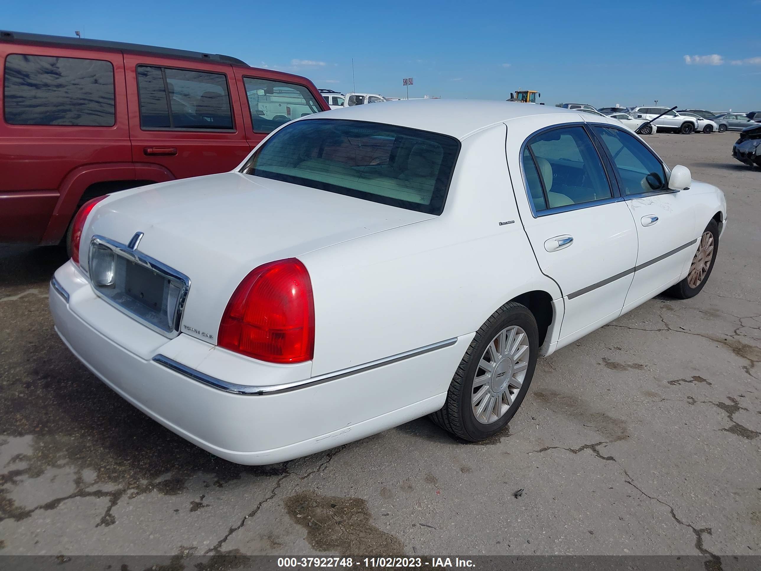 Photo 3 VIN: 1LNHM81W83Y670535 - LINCOLN TOWN CAR 