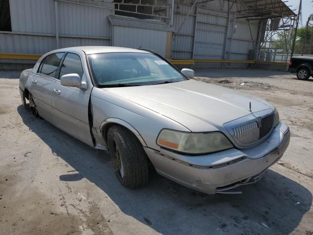 Photo 3 VIN: 1LNHM81W84Y667779 - LINCOLN TOWN CAR E 