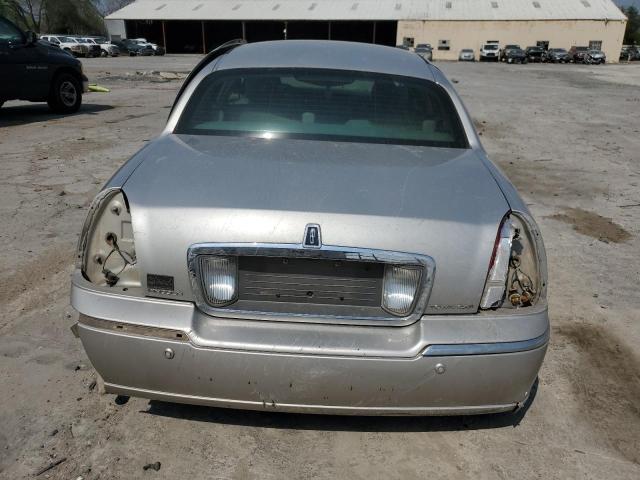 Photo 5 VIN: 1LNHM81W84Y667779 - LINCOLN TOWN CAR E 