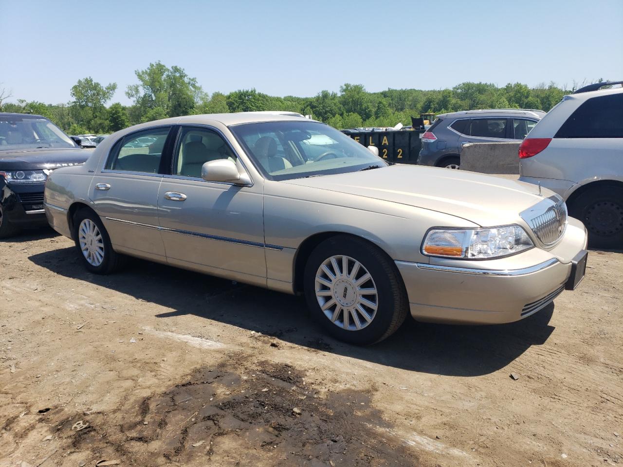 Photo 3 VIN: 1LNHM81W85Y624769 - LINCOLN TOWN CAR 