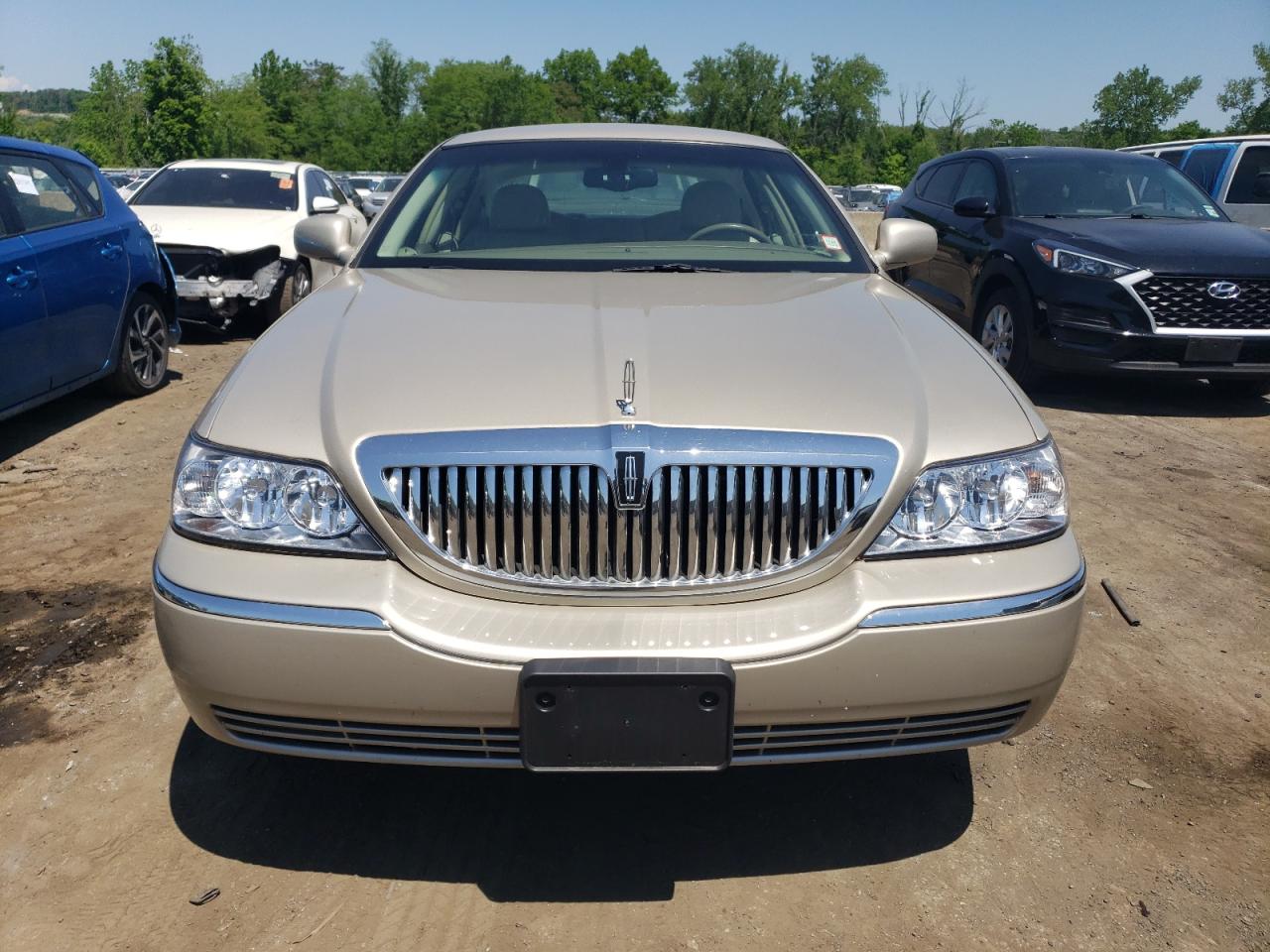 Photo 4 VIN: 1LNHM81W85Y624769 - LINCOLN TOWN CAR 