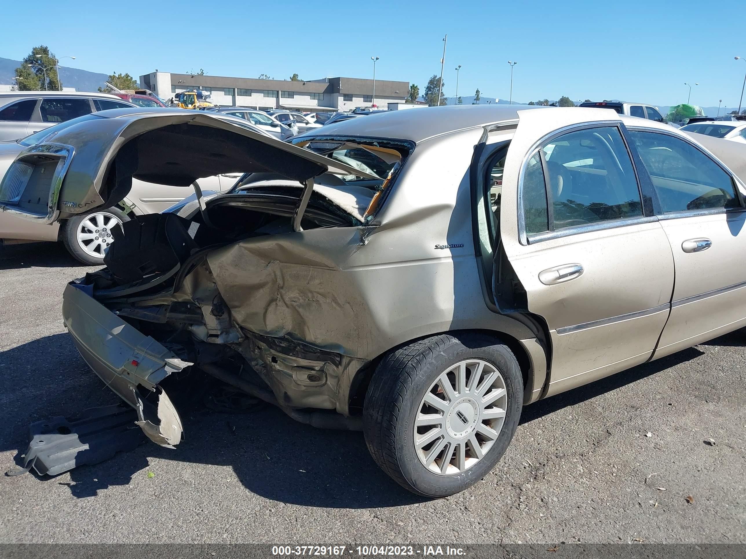 Photo 11 VIN: 1LNHM81W85Y627283 - LINCOLN TOWN CAR 