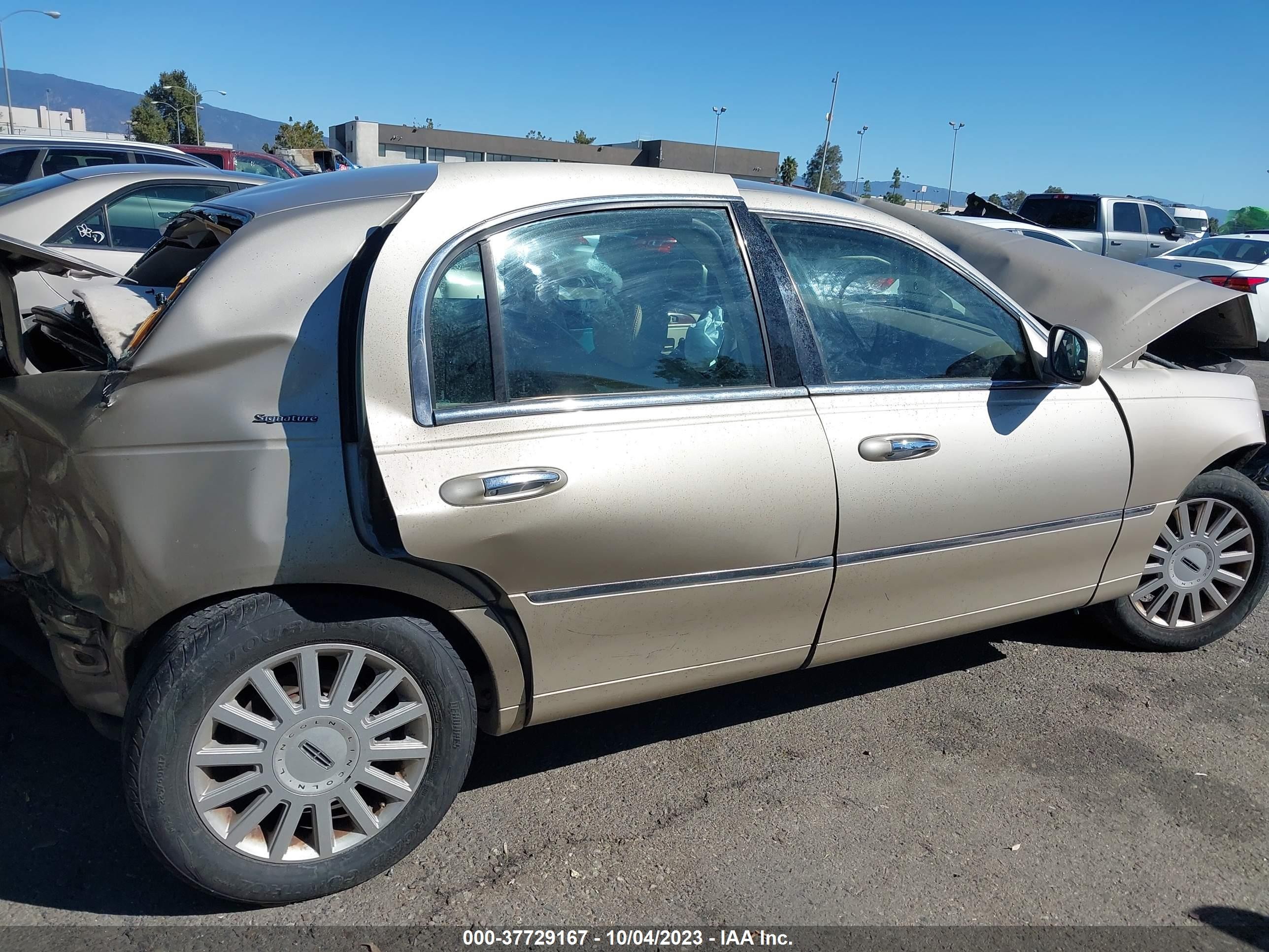 Photo 13 VIN: 1LNHM81W85Y627283 - LINCOLN TOWN CAR 