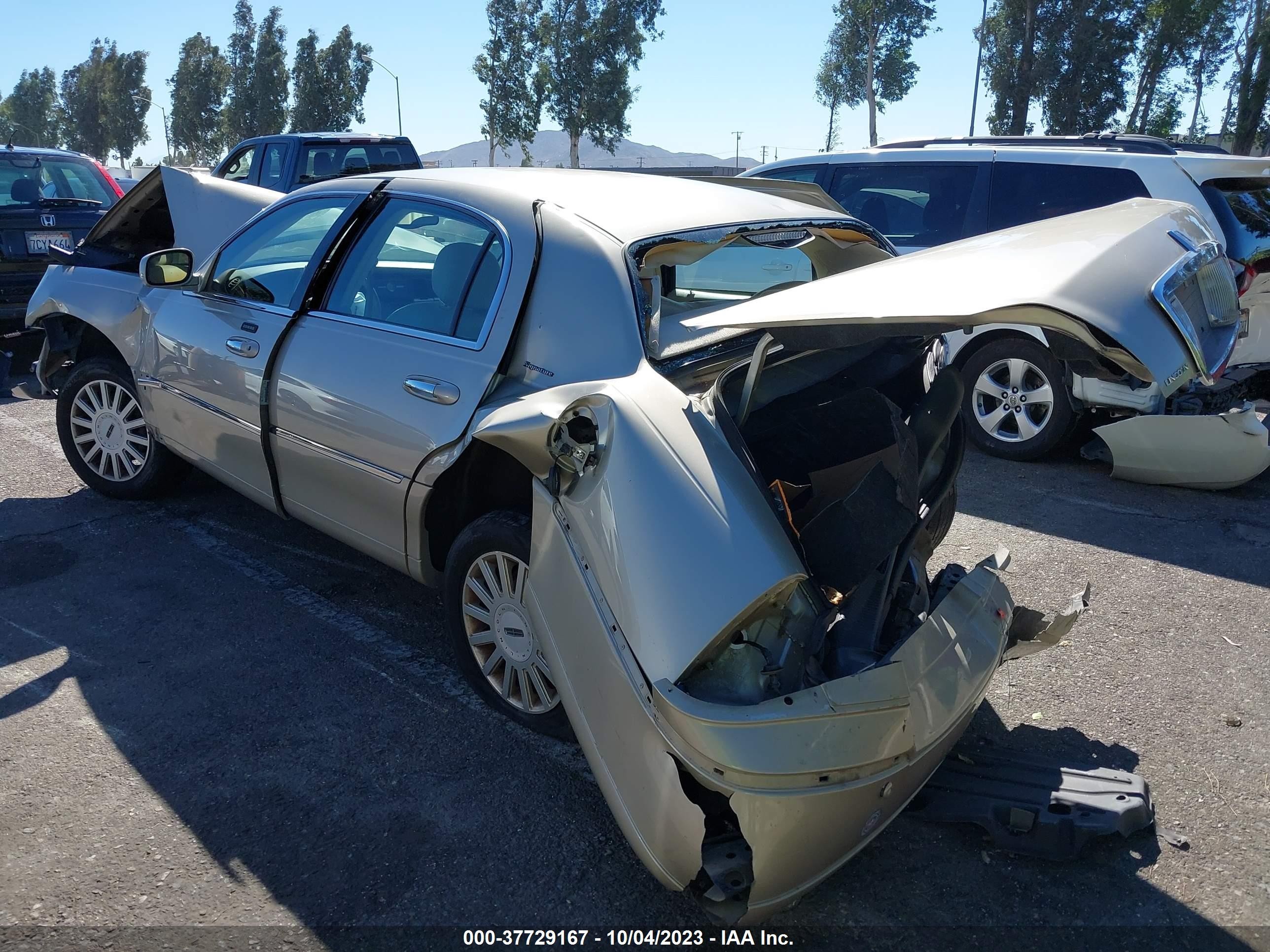 Photo 2 VIN: 1LNHM81W85Y627283 - LINCOLN TOWN CAR 