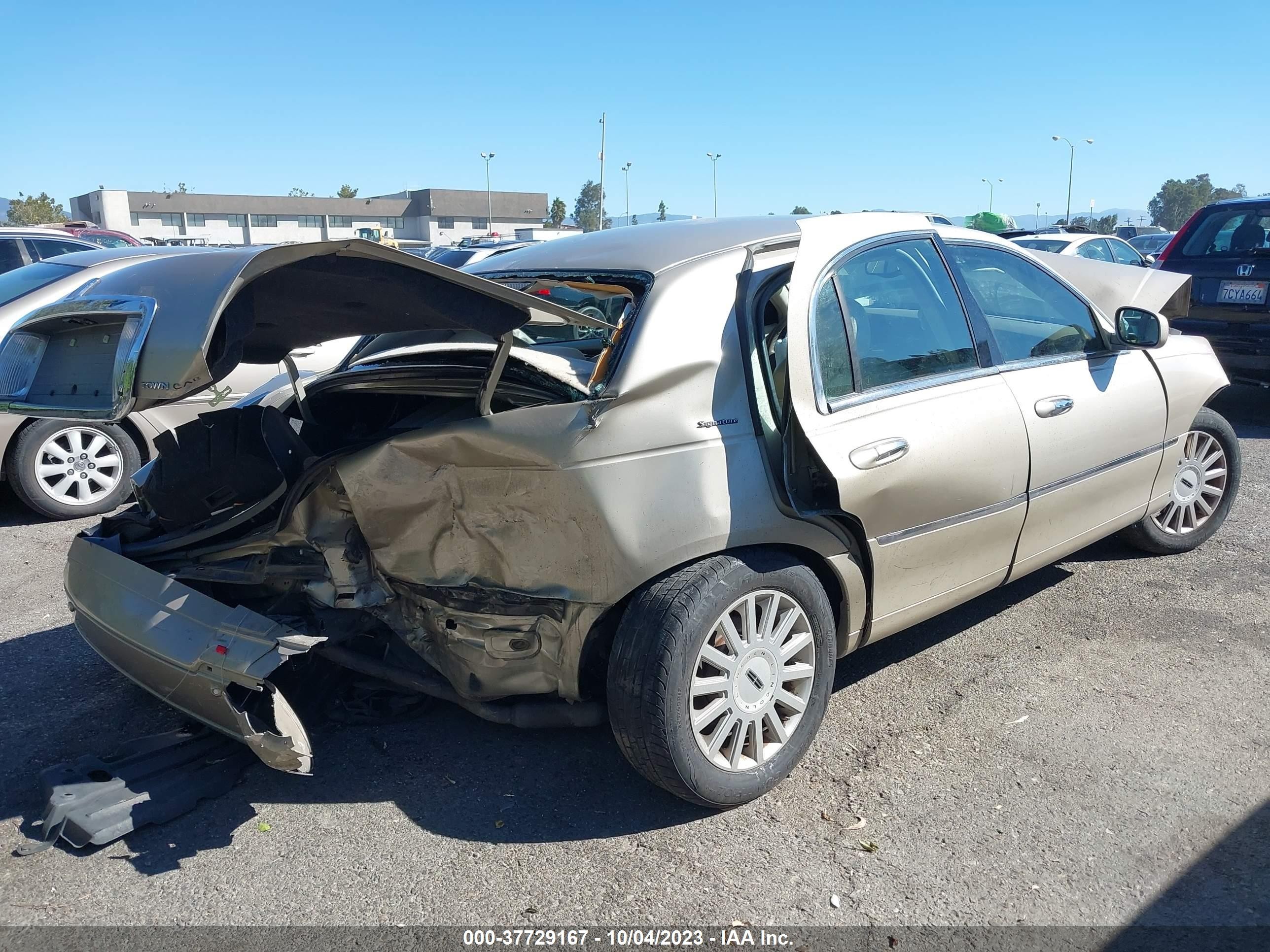 Photo 3 VIN: 1LNHM81W85Y627283 - LINCOLN TOWN CAR 