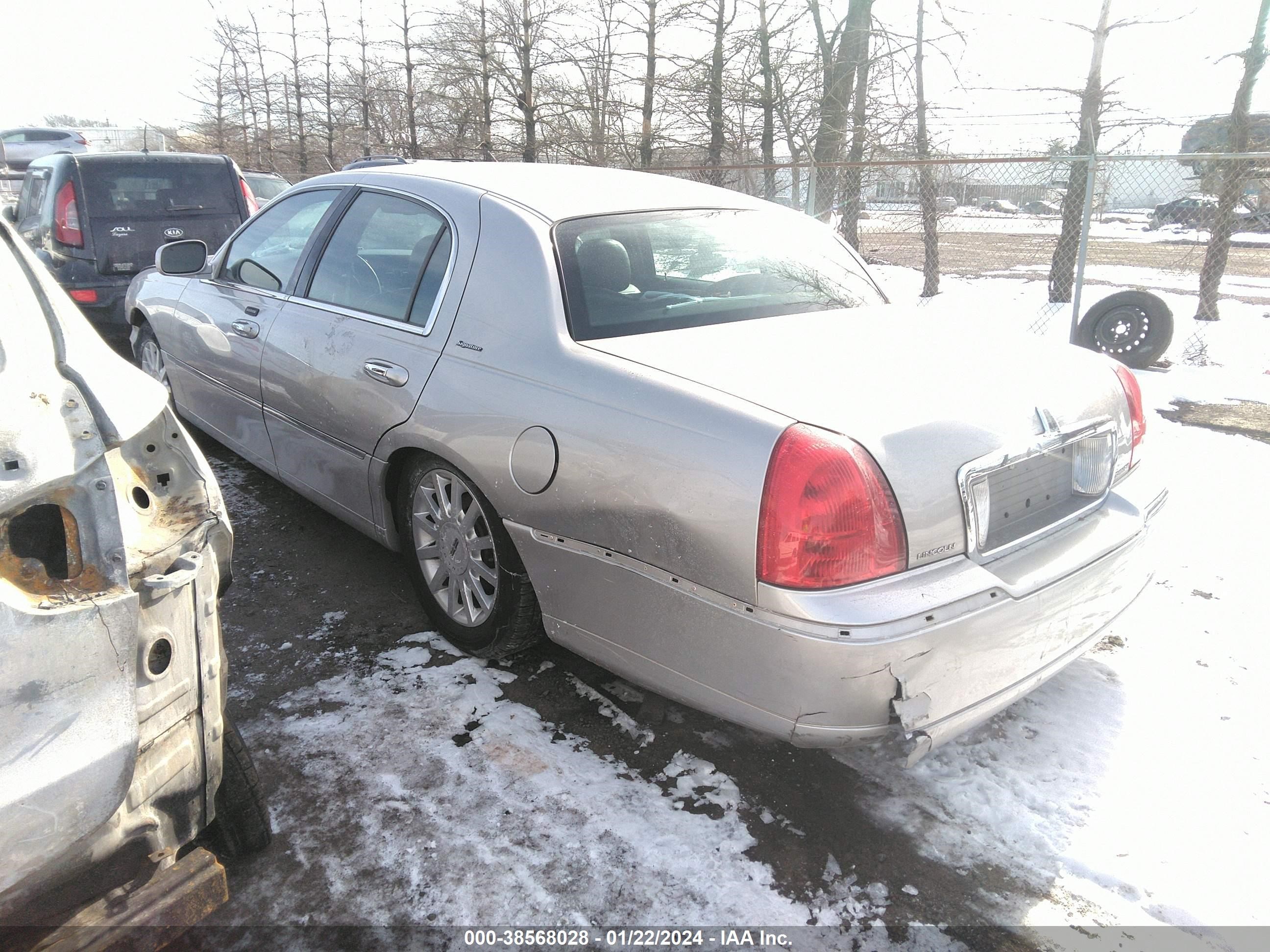 Photo 2 VIN: 1LNHM81W86Y649186 - LINCOLN TOWN CAR 