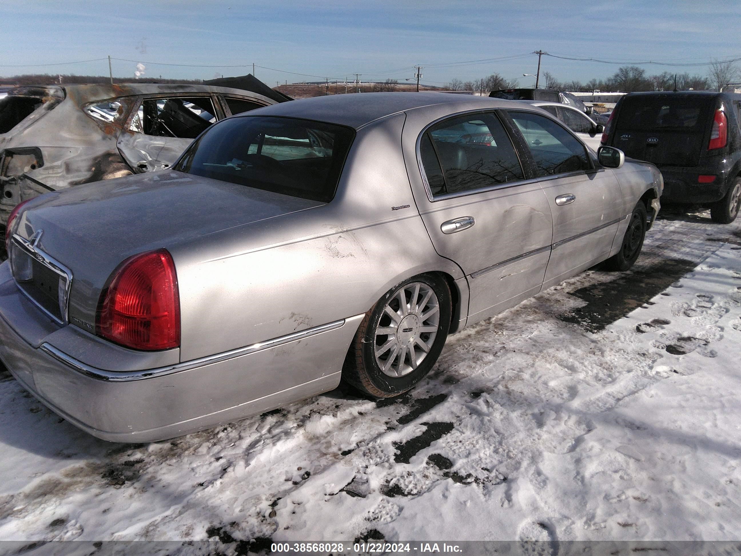 Photo 3 VIN: 1LNHM81W86Y649186 - LINCOLN TOWN CAR 