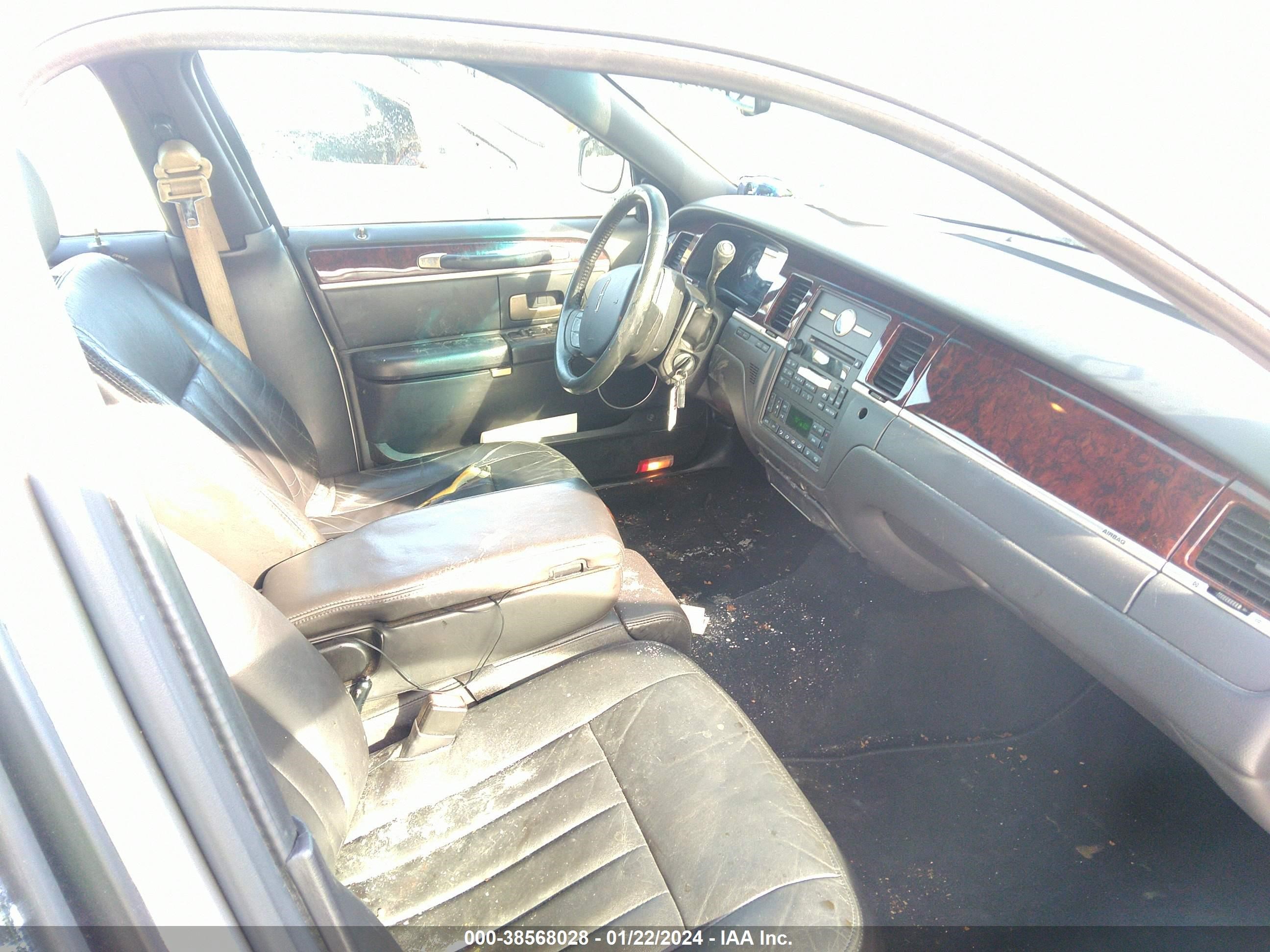 Photo 4 VIN: 1LNHM81W86Y649186 - LINCOLN TOWN CAR 