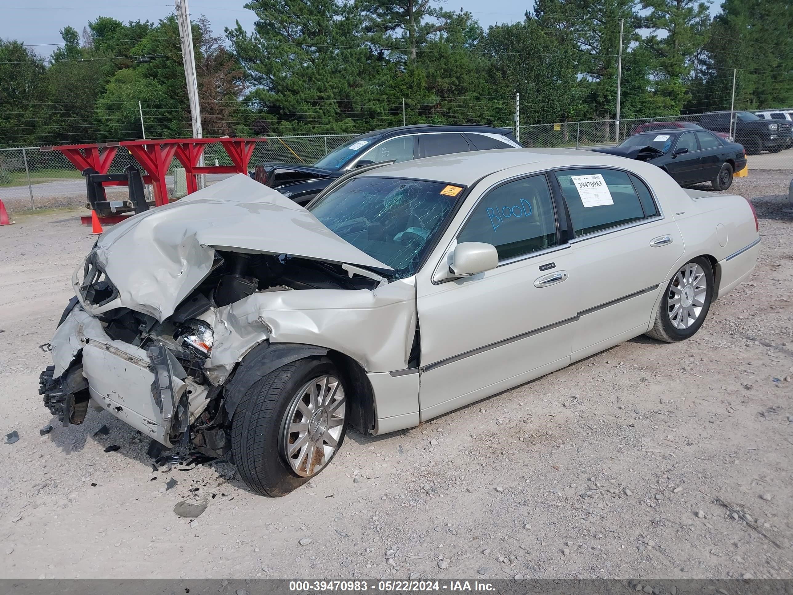 Photo 1 VIN: 1LNHM81W87Y631742 - LINCOLN TOWN CAR 