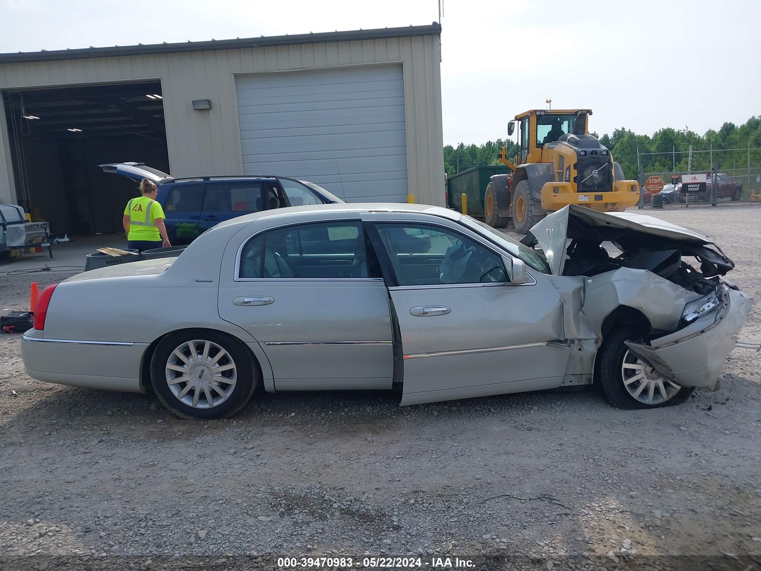 Photo 12 VIN: 1LNHM81W87Y631742 - LINCOLN TOWN CAR 