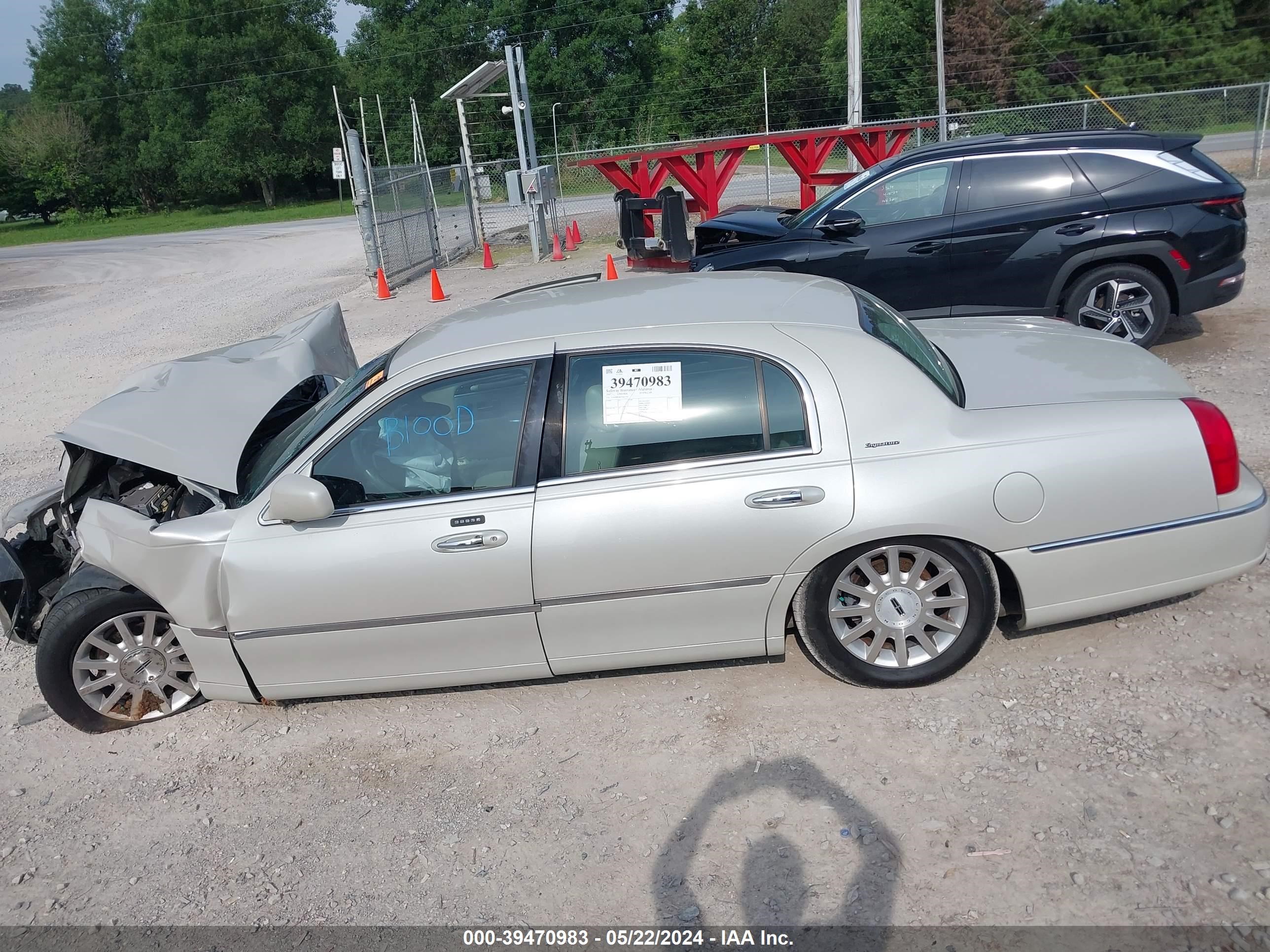 Photo 13 VIN: 1LNHM81W87Y631742 - LINCOLN TOWN CAR 