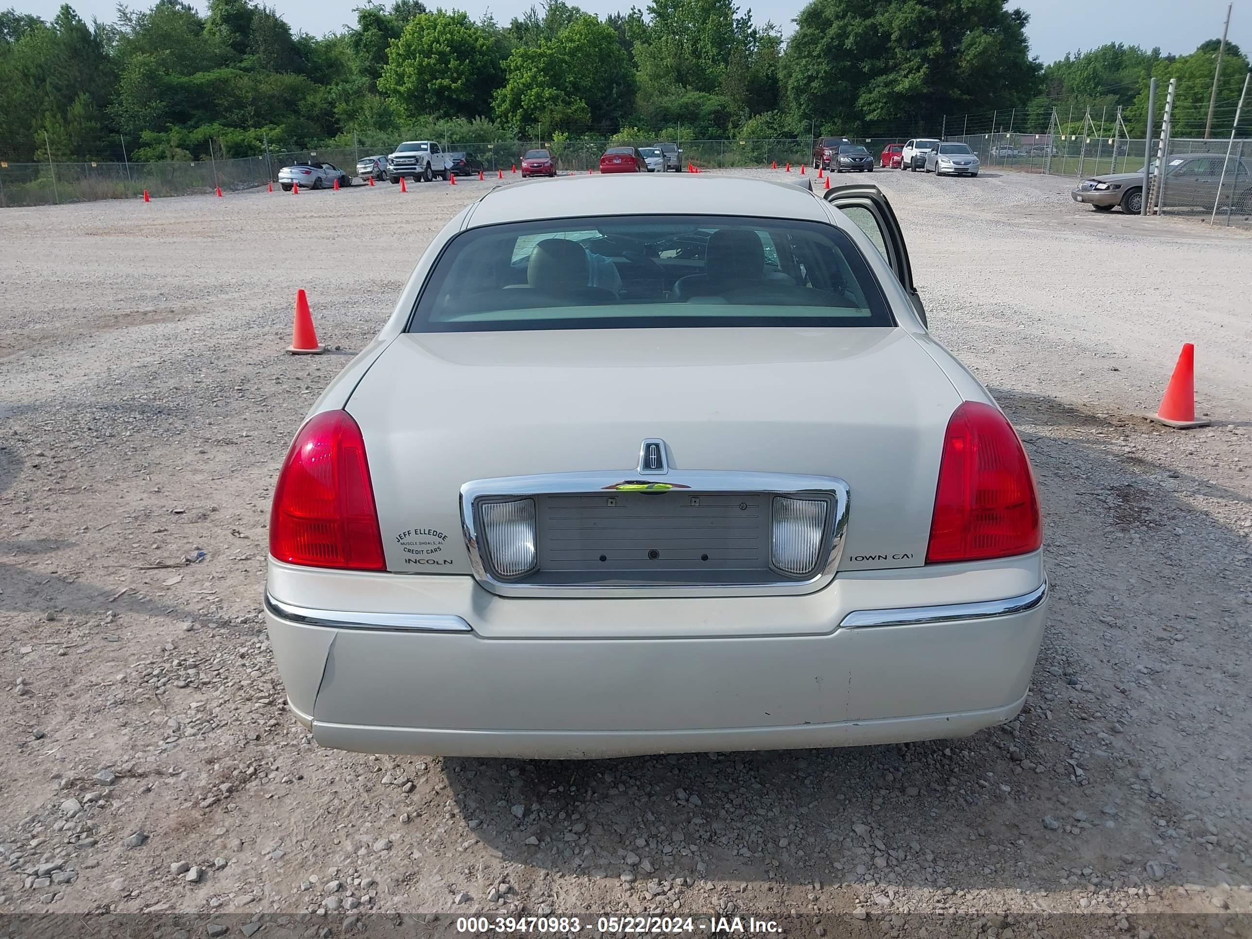 Photo 15 VIN: 1LNHM81W87Y631742 - LINCOLN TOWN CAR 