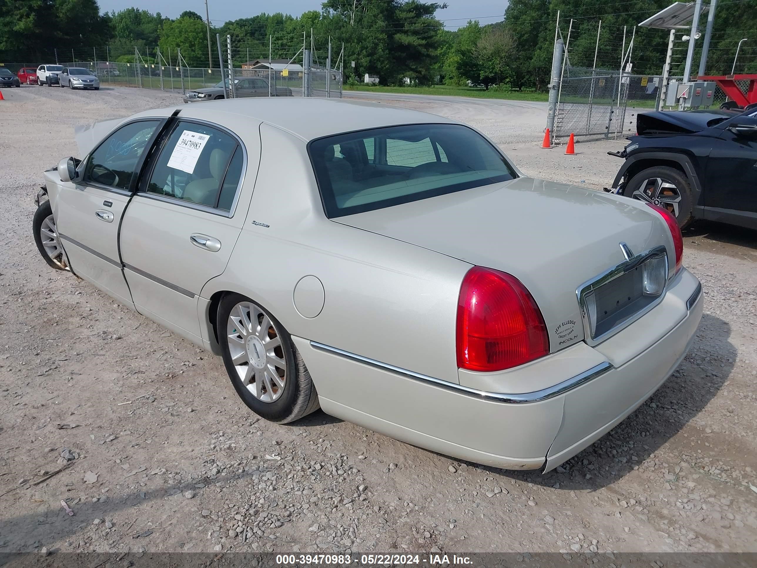 Photo 2 VIN: 1LNHM81W87Y631742 - LINCOLN TOWN CAR 