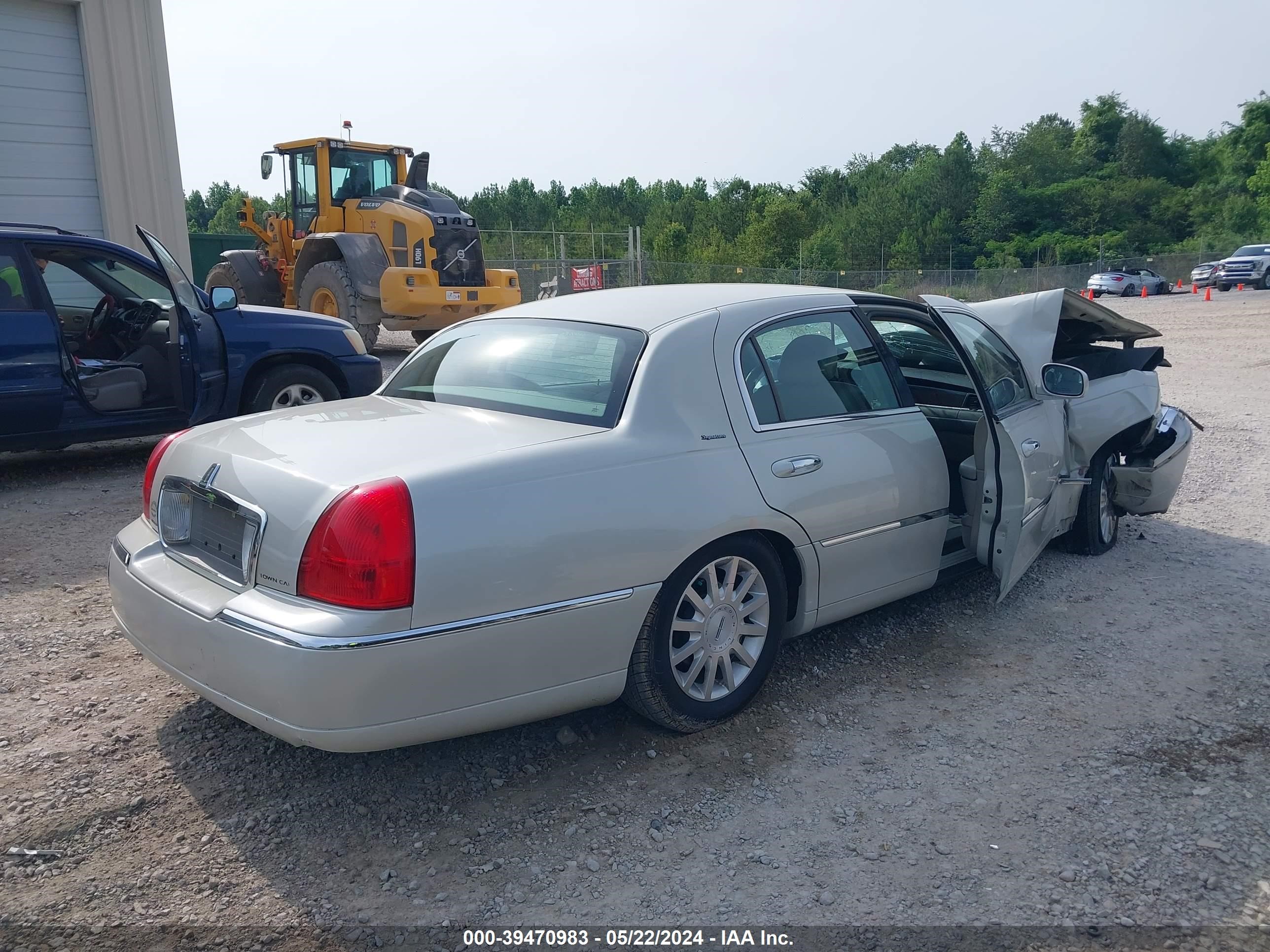 Photo 3 VIN: 1LNHM81W87Y631742 - LINCOLN TOWN CAR 