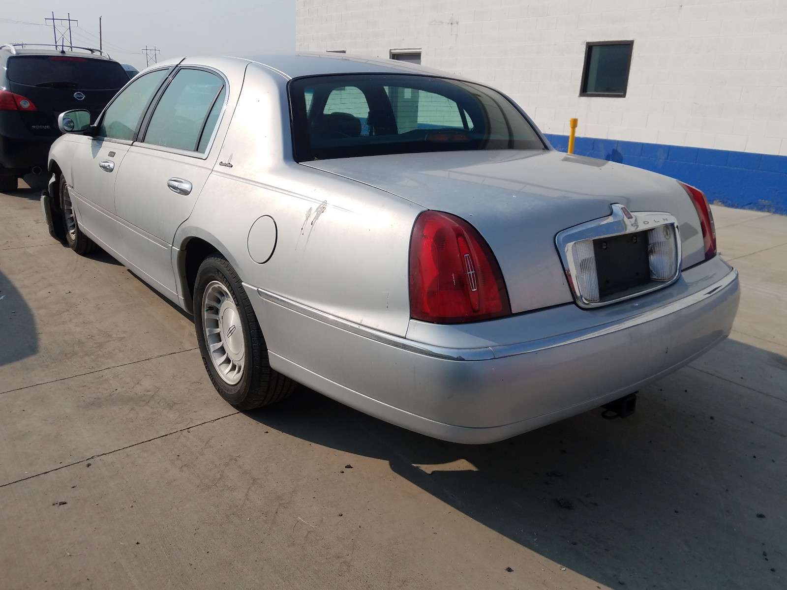 Photo 2 VIN: 1LNHM81W8XY694646 - LINCOLN TOWN CAR E 