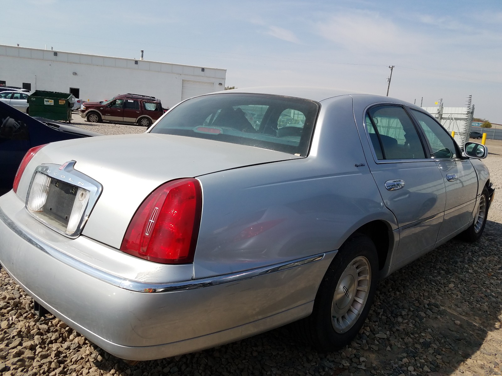 Photo 3 VIN: 1LNHM81W8XY694646 - LINCOLN TOWN CAR E 