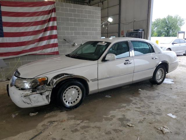 Photo 0 VIN: 1LNHM81W8YY811479 - LINCOLN TOWN CAR E 