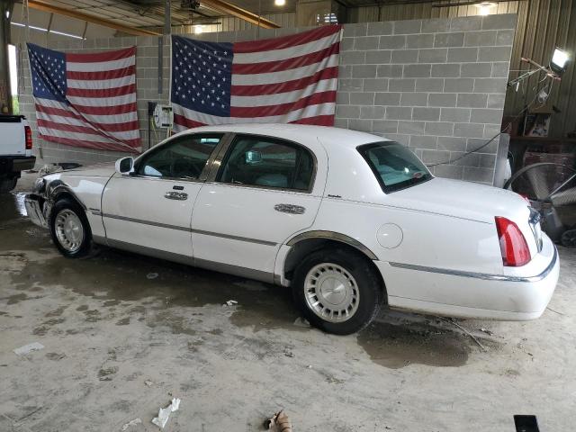 Photo 1 VIN: 1LNHM81W8YY811479 - LINCOLN TOWN CAR E 