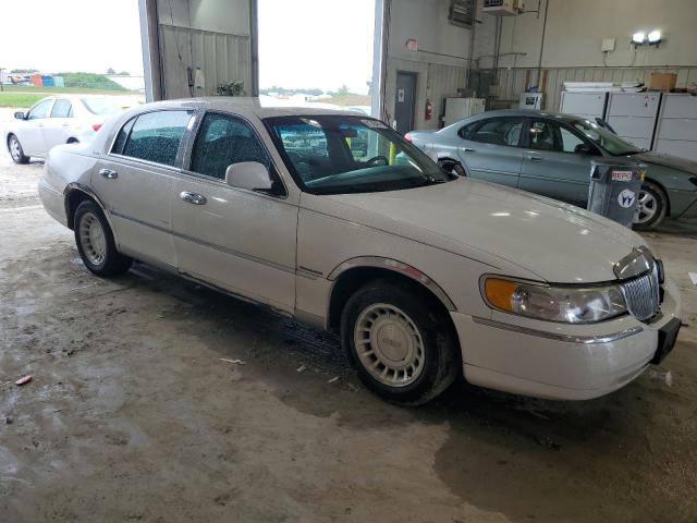 Photo 3 VIN: 1LNHM81W8YY811479 - LINCOLN TOWN CAR E 