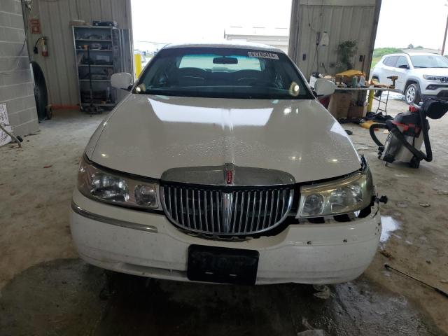 Photo 4 VIN: 1LNHM81W8YY811479 - LINCOLN TOWN CAR E 