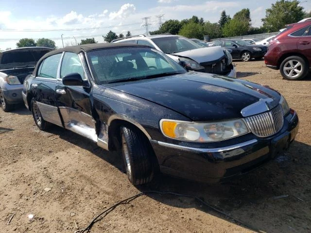 Photo 3 VIN: 1LNHM81W8YY816228 - LINCOLN TOWN CAR E 