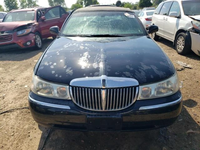 Photo 4 VIN: 1LNHM81W8YY816228 - LINCOLN TOWN CAR E 