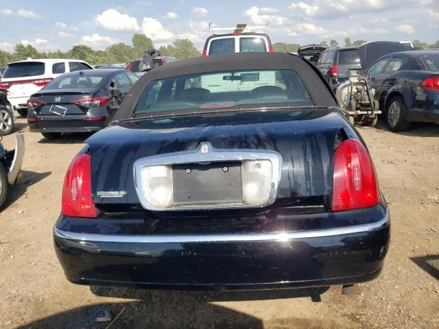 Photo 5 VIN: 1LNHM81W8YY816228 - LINCOLN TOWN CAR E 