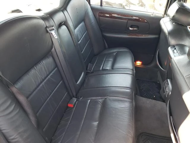 Photo 9 VIN: 1LNHM81W8YY816228 - LINCOLN TOWN CAR E 