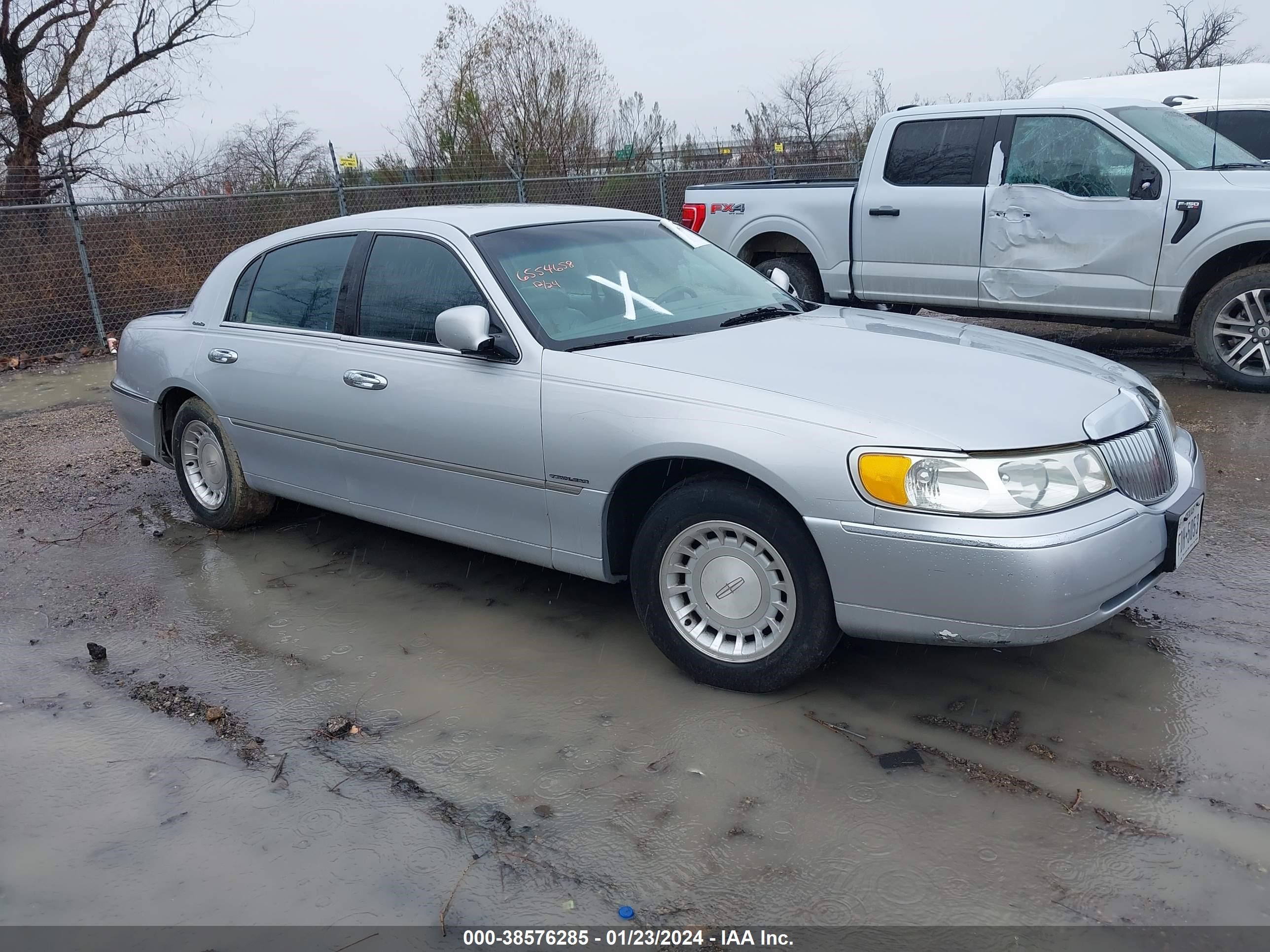 Photo 0 VIN: 1LNHM81W8YY937762 - LINCOLN TOWN CAR 