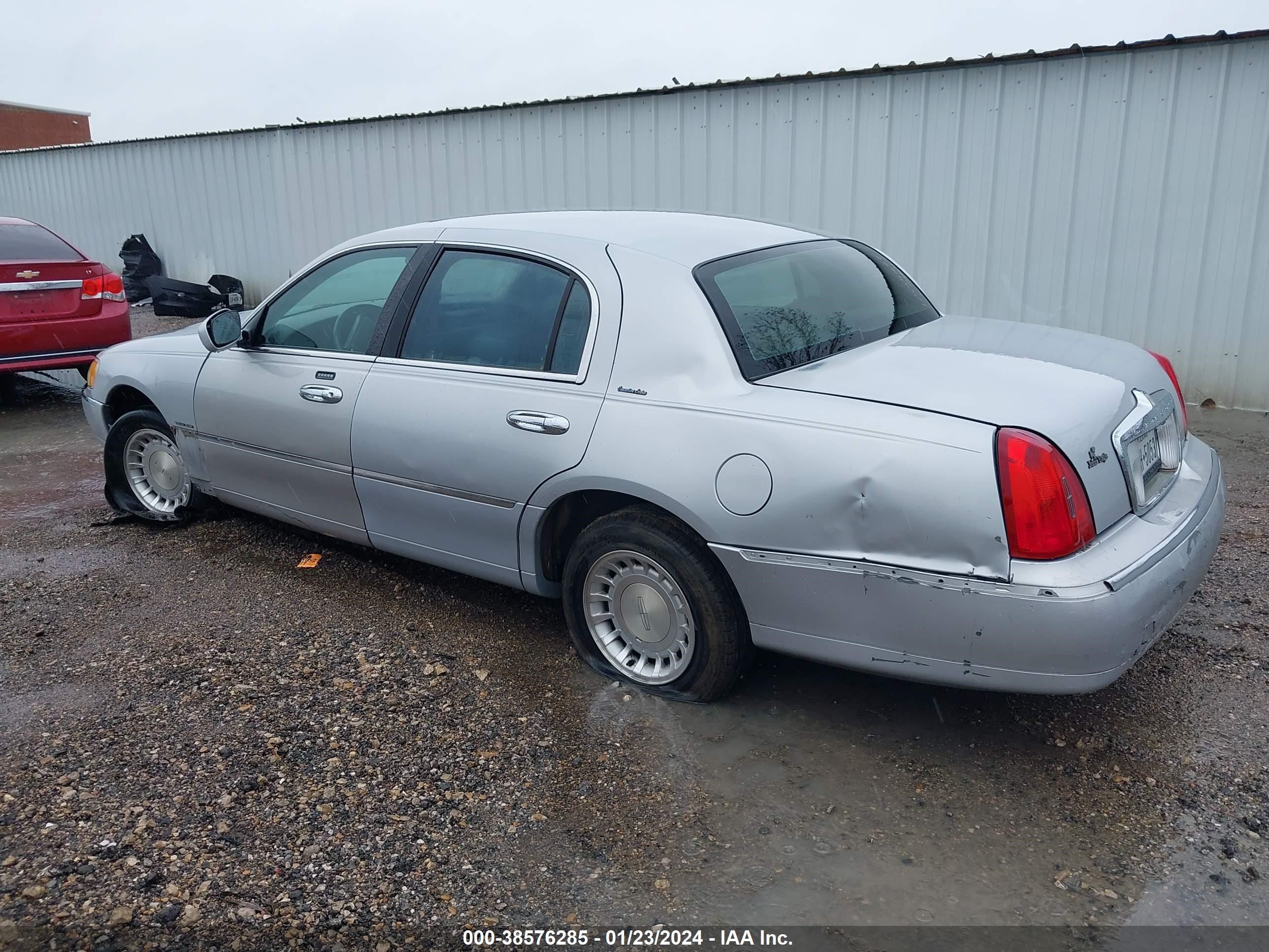 Photo 2 VIN: 1LNHM81W8YY937762 - LINCOLN TOWN CAR 