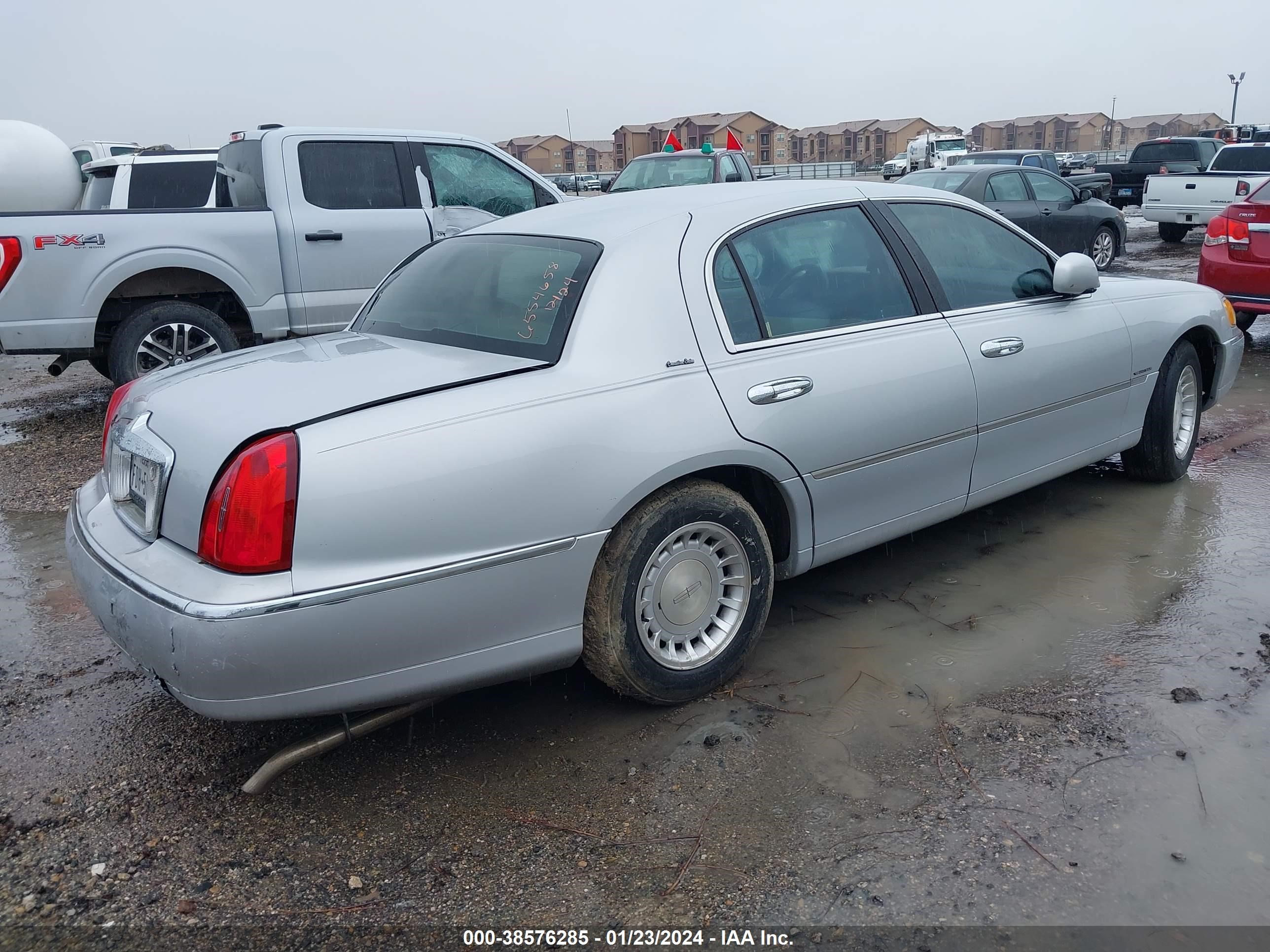 Photo 3 VIN: 1LNHM81W8YY937762 - LINCOLN TOWN CAR 